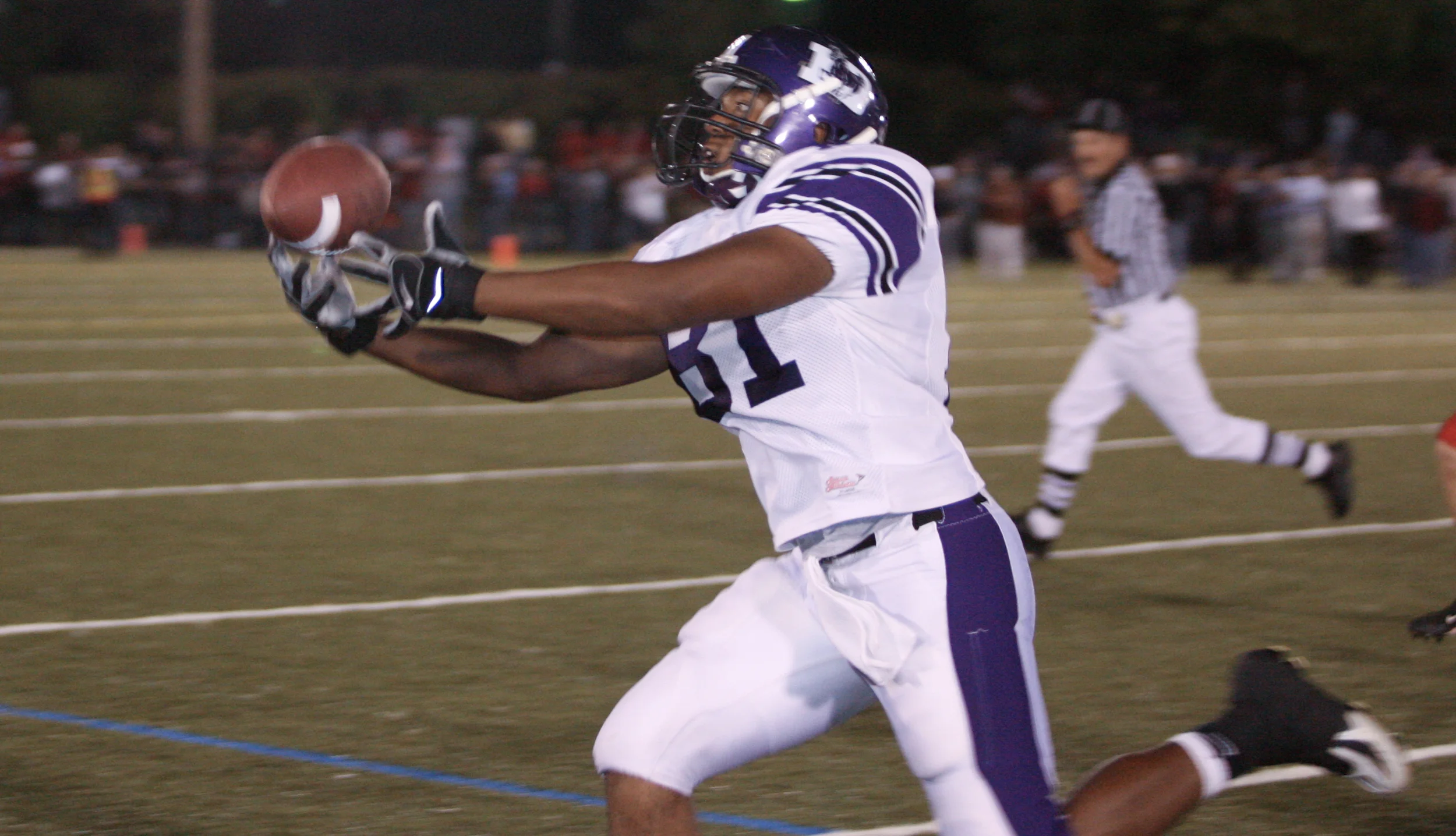Justin Thompson (81) picks up a first down to move the chains against the Cardinals