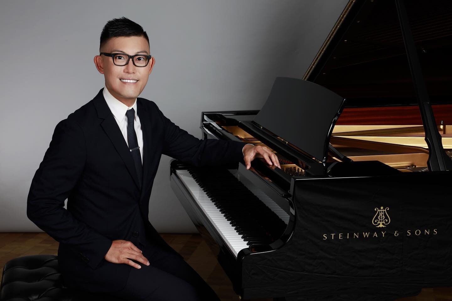 🎹 Thank you @steinwayandsons and @jennblack09 for this official headshot! 📷 Could not be more grateful for the #steinwayexperience ❤️