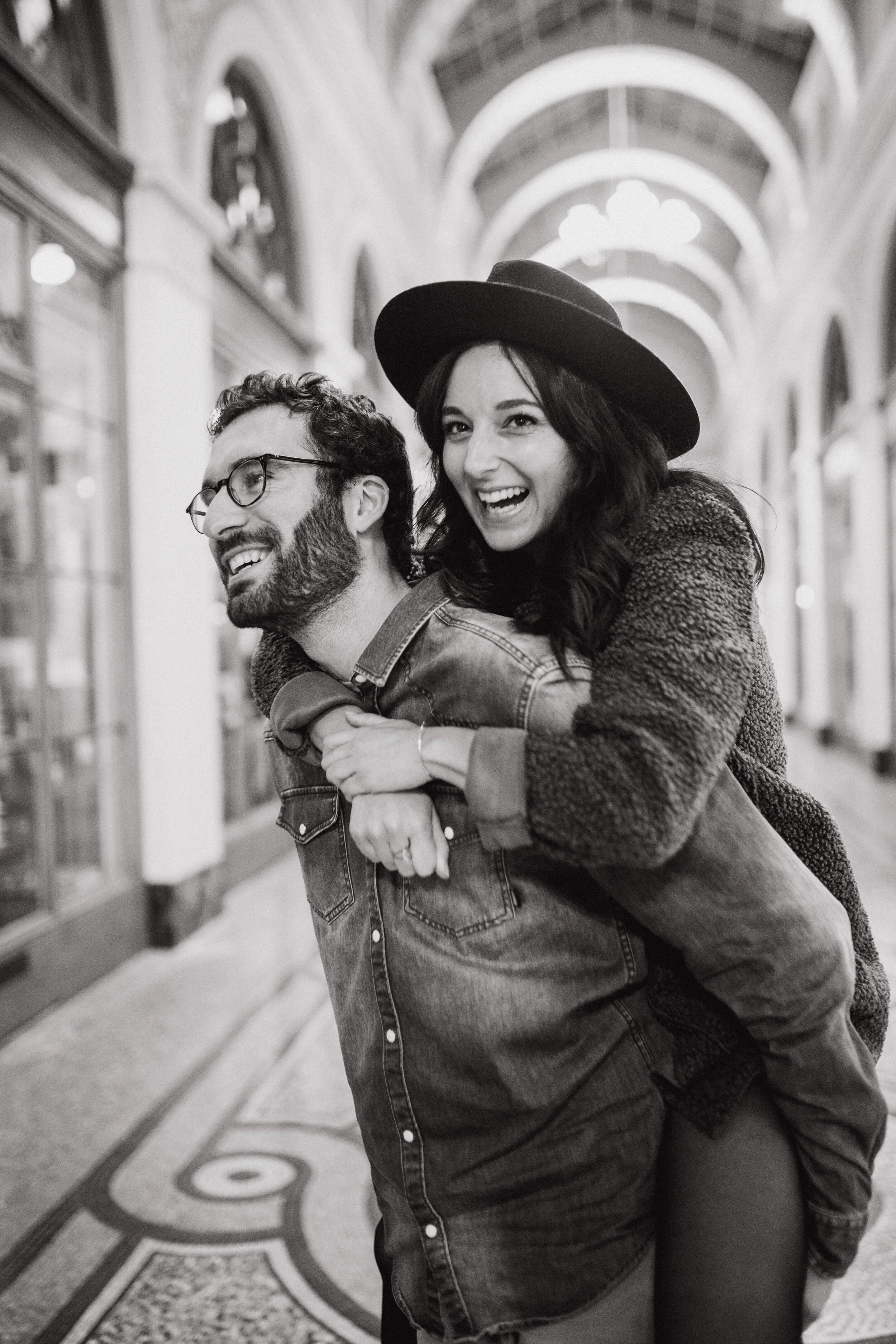 - Love Story - Romain &amp; Chloé, une séance couple dans les passages parisiens