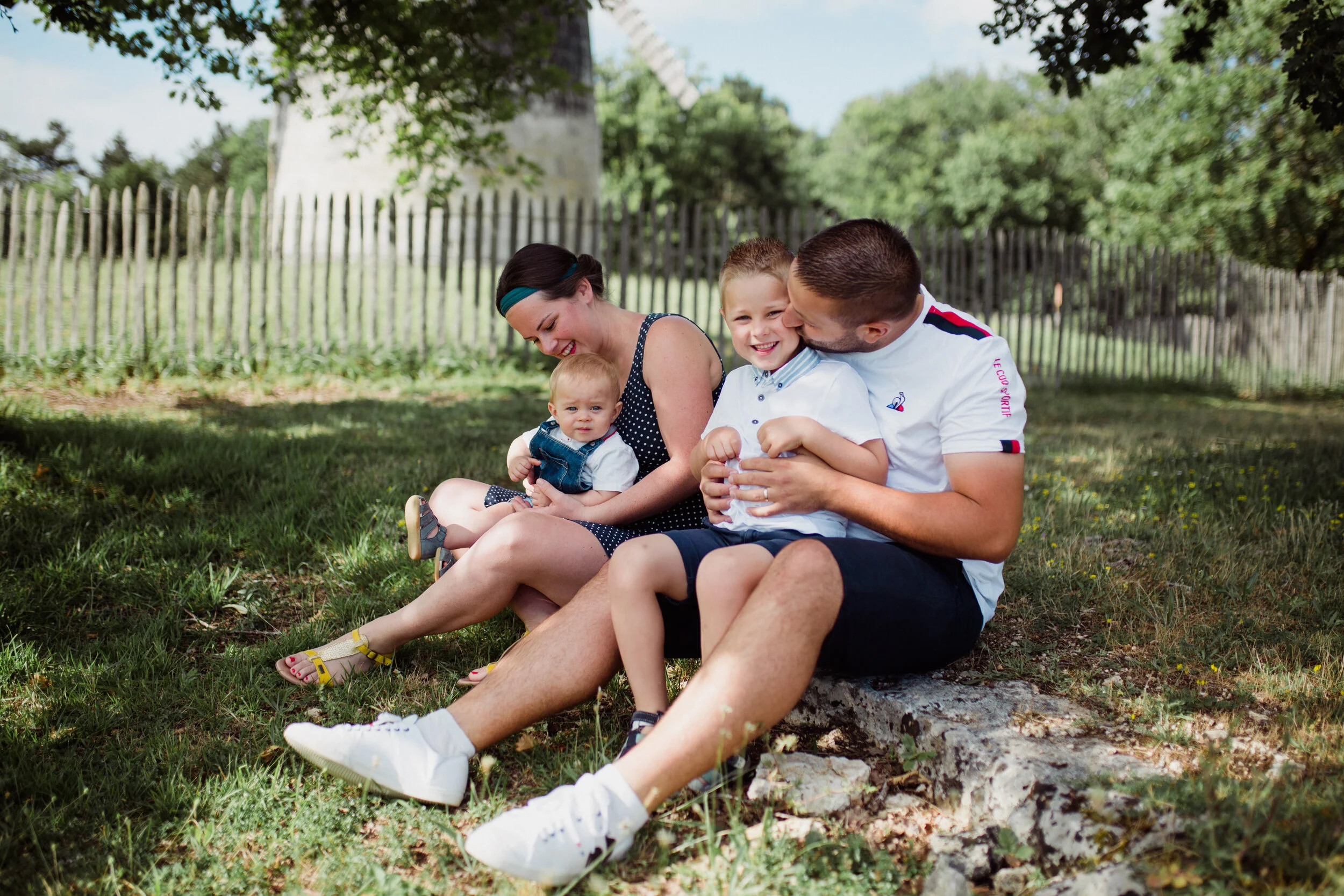 Une séance famille au Moulin à Vent de Cercles, en Dordogne