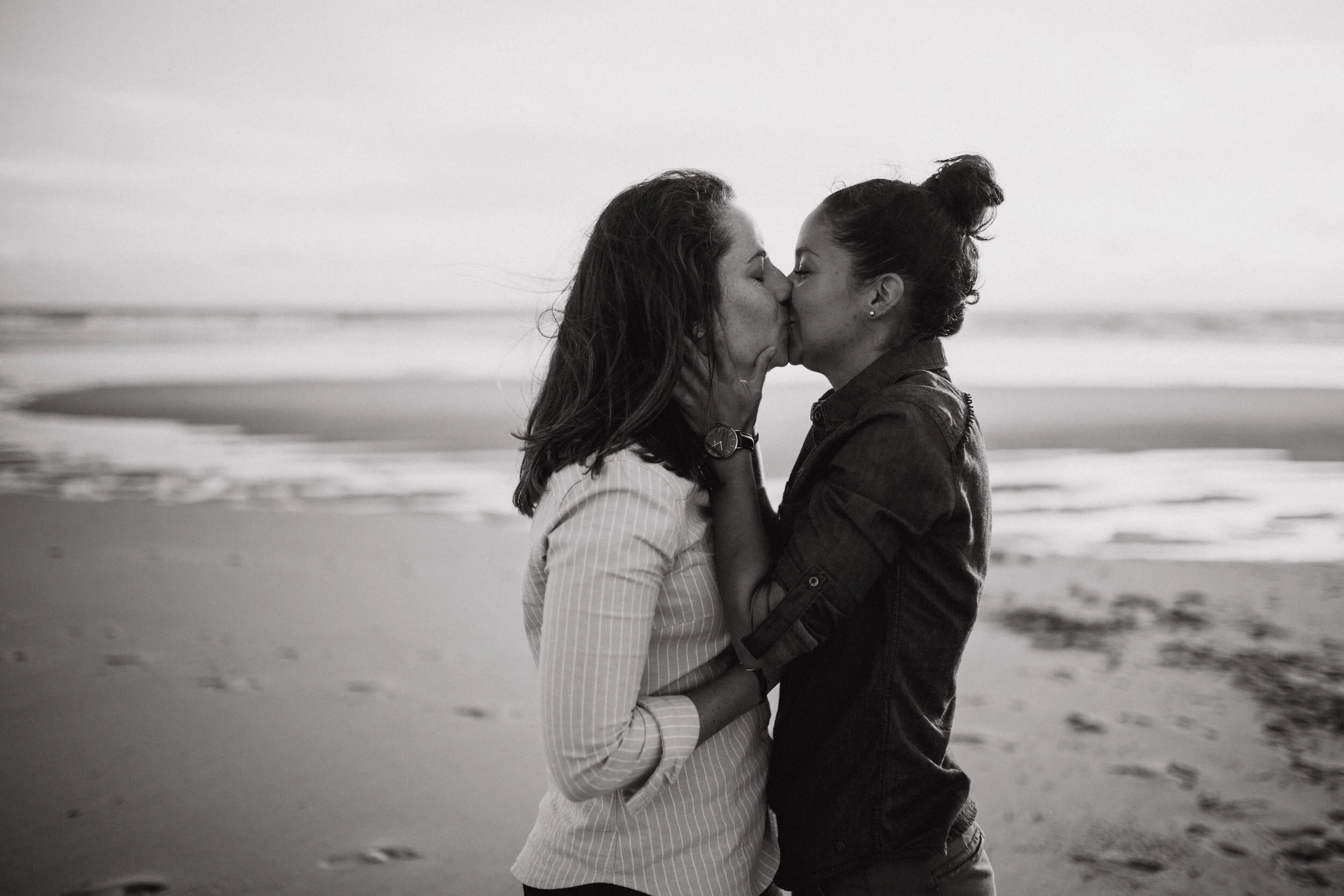 - Manon &amp; Roxane - Une demande en mariage sur la plage de Lacanau