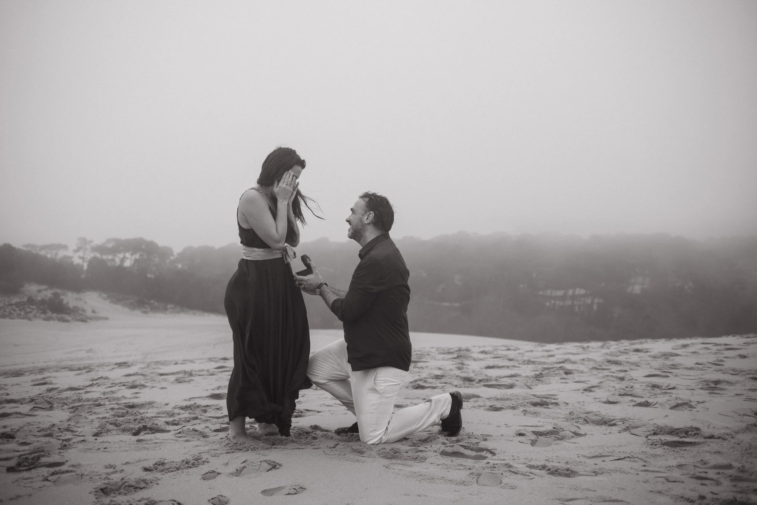 Une demande en mariage sous la pluie !