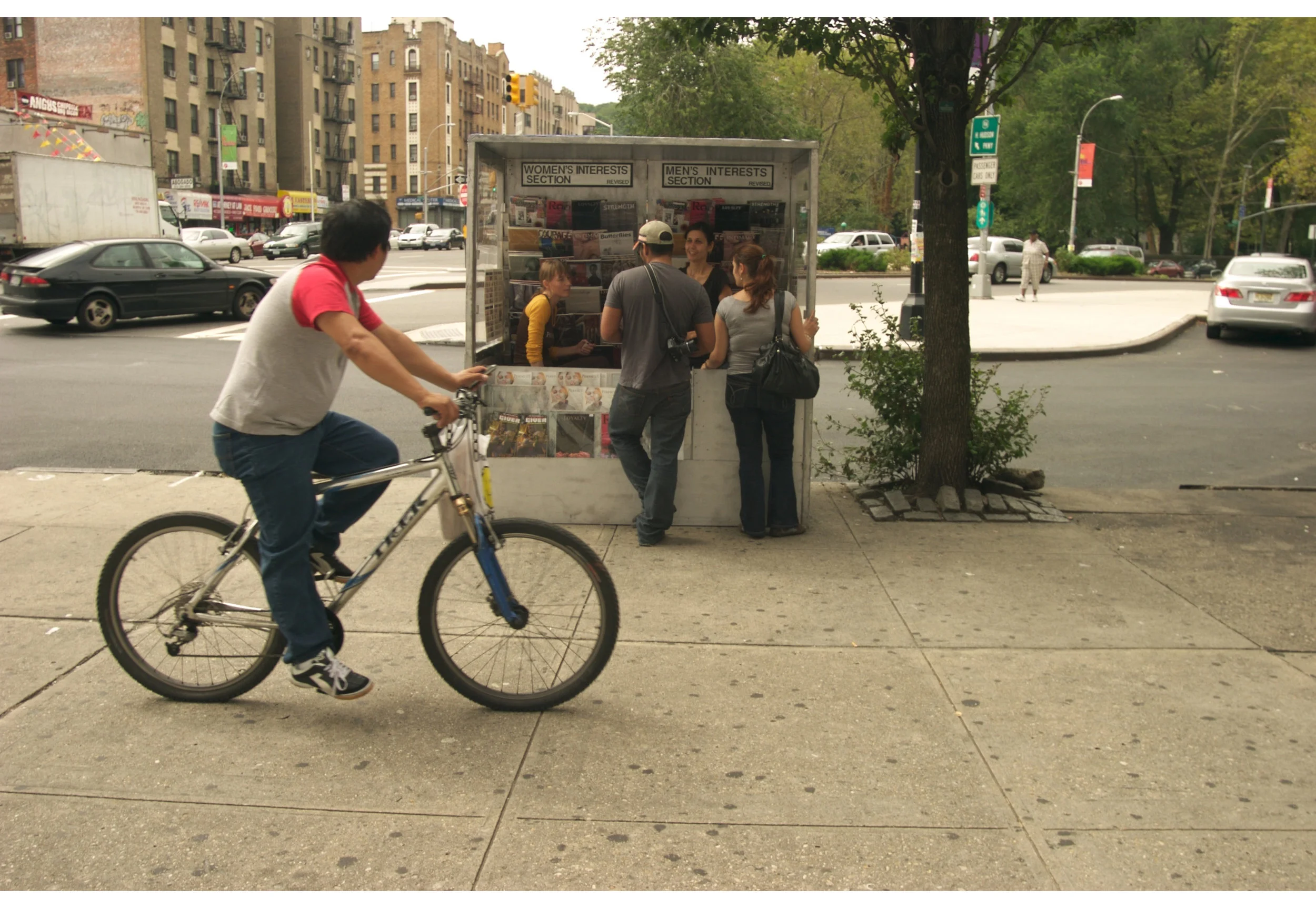  PERFECT 8 Newsstand at Broadway and Dyckman Street, NYC Photos by Roni Mócan©2008 
