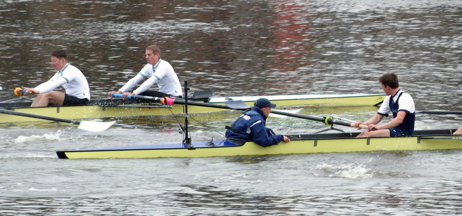 Boat_Race_after_Barnes_Bridge_2003_-_avoiding_blades_clash.jpg