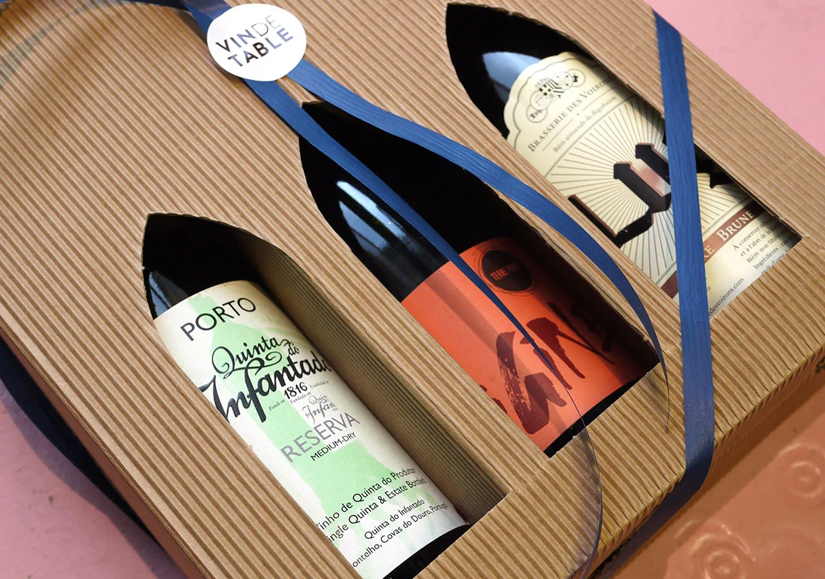 Den klassiske tre-styks æske kan varieres på utallige måder med både vin, spiritus, portvin, øl og cider. Pris fra 200kr. Den afbildede pakke indholder, øko ruby portvin, øko Côtes du Rhône, mørk specialøl lavet på økologiske råvarer og vil koste 350kr. Vi har selvfølgelig også 1 og 2 styks æsker.