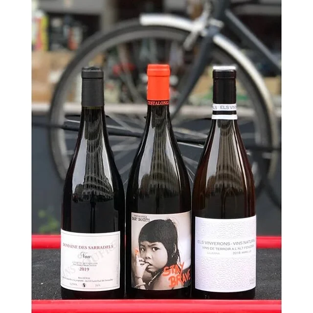 🚴&zwj;♂️Weekend Pakken er klar!🚴&zwj;♂️
Vi har samlet tre sk&oslash;nne vine fra henholdsvis 🇫🇷🇿🇦🇪🇸
Frisk frugtdreven r&oslash;d p&aring; Mourv&egrave;dre med lidt gr&oslash;nne druer fra Roussillon, orange vin p&aring; Chenin Blanc fra Swart