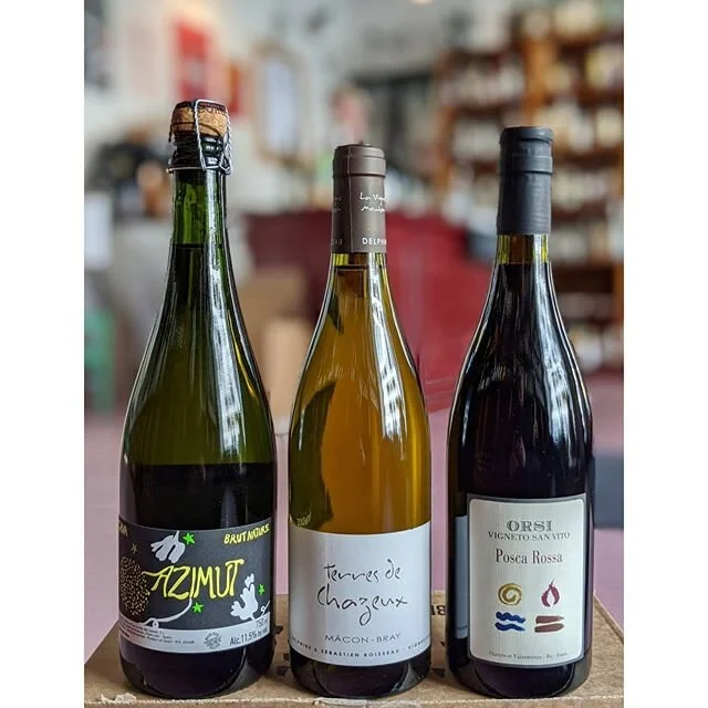 ☘️Weekend Pakken☘️
Denne uges weekend pakke best&aring;r af en spr&oslash;d t&oslash;r Cava fa Pened&egrave;s, en frisk mineralsk hvid fra Bourgogne og en dyb frugtdreven r&oslash;d fra Emilia-Romagna. 
Prisen er 395kr, og kan leveres til d&oslash;re