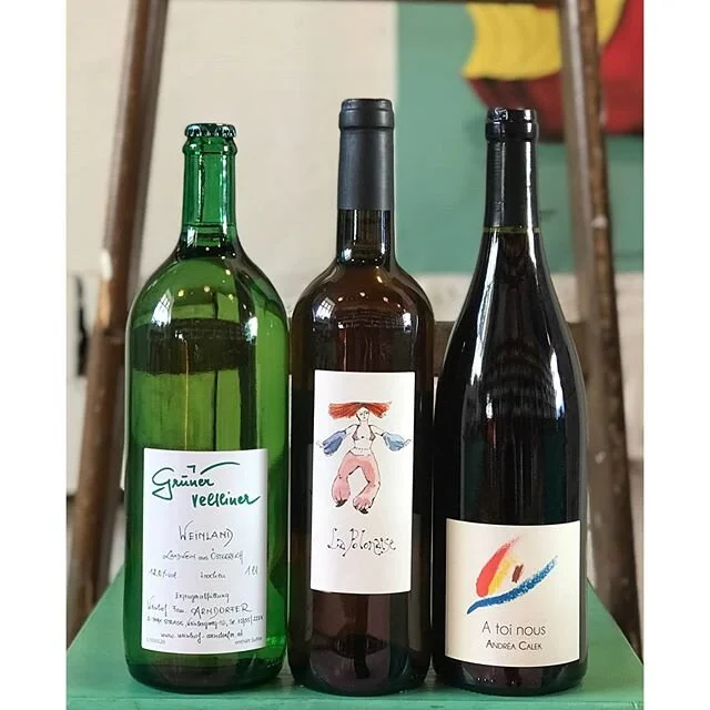 💃Ugens Weekend Pakke🕺
Mens vi venter at restauranterne gen&aring;bner, byder vi i denne uge p&aring; frisk hvid p&aring; Gr&uuml;ner Veltliner, volumin&oslash;s orange p&aring; Muscat og en saftig r&oslash;d p&aring; Grenache og Syrah!
Pakken koste