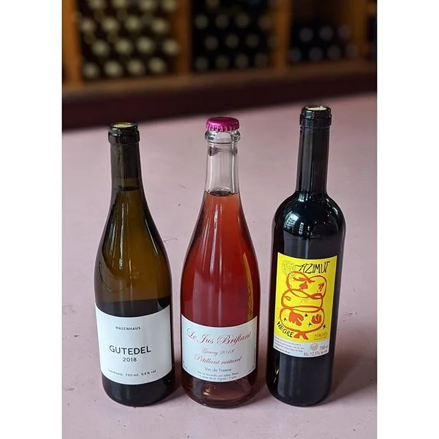 🌟Weekend Pakken🌟
I denne uge byder ugens pakke p&aring; en let macereret hvidvin fra Baden i Tyskland, en charmerende ros&eacute;bobbel fra Loire i Frankrig, og en spansk r&oslash;d frugtb&aring;ren urtet sag.☘️
Pakken som s&aelig;dvanlig din for 3