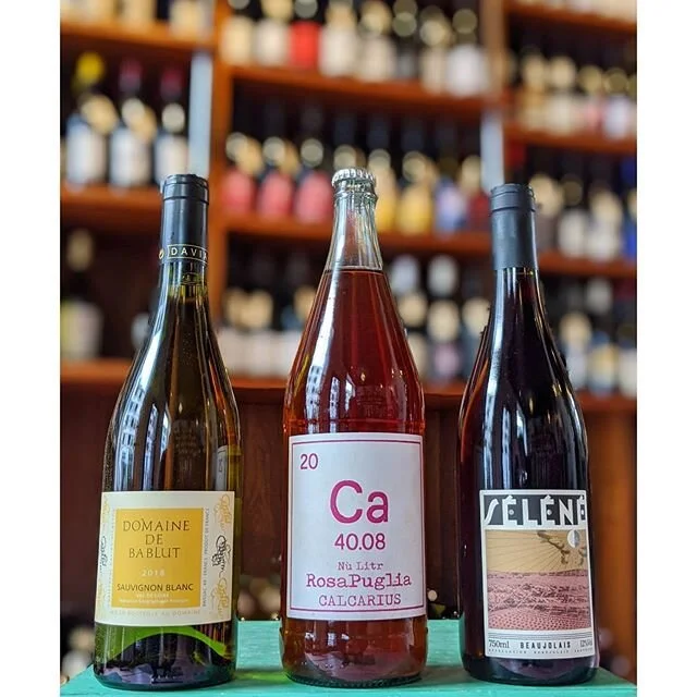 🎁Denne uges weekend pakke er klar!🎁
Frugtig hvid p&aring; Sauvignon Blanc fra Loire i Frankrig, t&oslash;rstslukkede Ros&eacute; p&aring; Negroamaro fra Puglia i Italien og en saftig r&oslash;d fra Beaujolais i Frankrig som selvf&oslash;lgelig er p