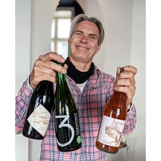 Espen har valgt denne uges weekend pakke🎁
Tropisk frugtet orange fra &Oslash;strig, saftig let r&oslash;d fra Languedoc og endelig en belgisk vin&oslash;s vildtg&aelig;ret &oslash;l! 🌴🍇🍻
Som altid 395,-kr.
Vi holder ekstraordin&aelig;rt &aring;be