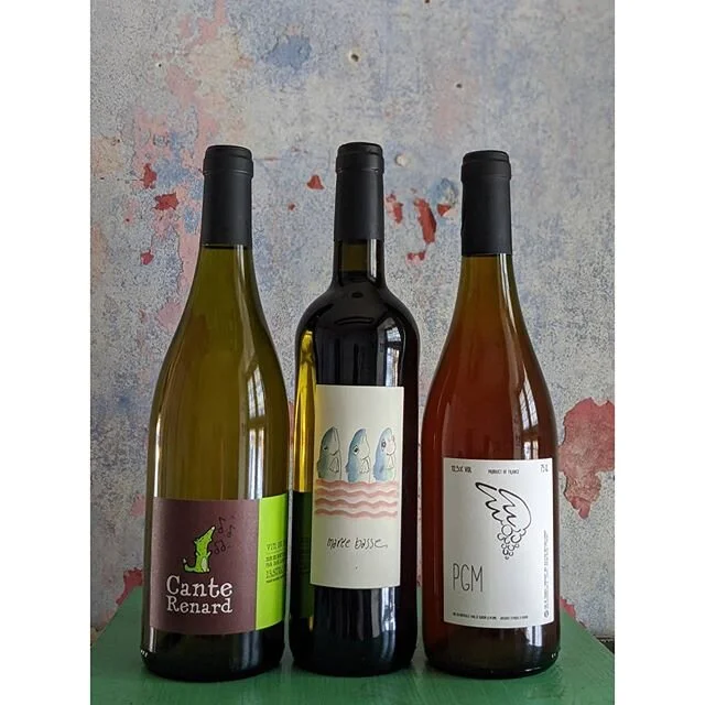 Weekend Pakken ⚡
I denne uge har vi samlet f&oslash;lgende funky vine til dig!
Frugtig hvid fra Languedoc, energisk lys r&oslash;d fra samme sted, og en fyldig orange vin p&aring; Pinot Gris fra Loire dalen.
Den samlede pris er 395,- og kan leveres t