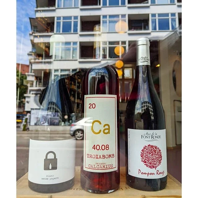 👉Ugens weekendpakke er klar!

Frisk mineralsk Xarel-lo fra Catalonien, struktureret Ros&eacute;/orange ish sag fra det Puglien og endelig en saftig r&oslash;d fra Gard i det sydlige Frankrig.
Som altid koster pakken 385,-kr, og vi leverer den p&arin