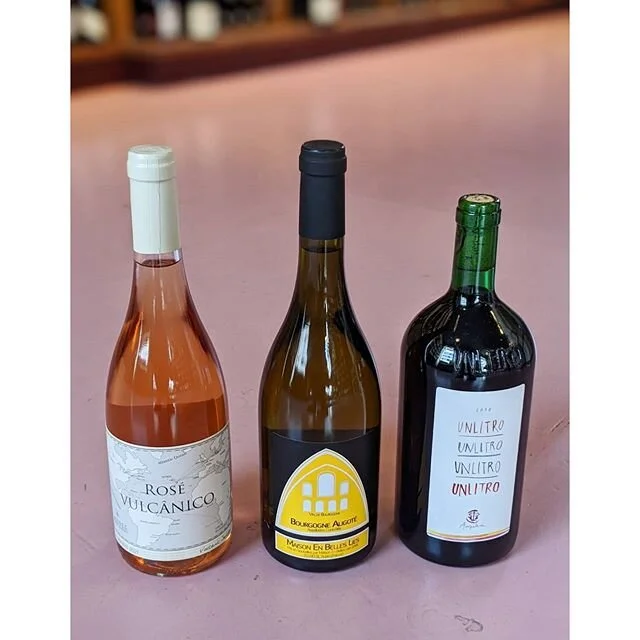 Weekendpakken! 💐
I denne uge en spr&oslash;d salt ros&eacute; fra Azorerne, en frisk kompleks Aligot&eacute; (de findes) fra Bourgogne og en liter saftig urtet r&oslash;dvin fra Toskana. 
Som altid 395,-!
Ha' en sk&oslash;n uge 🌞 🇬🇧This weeks wee