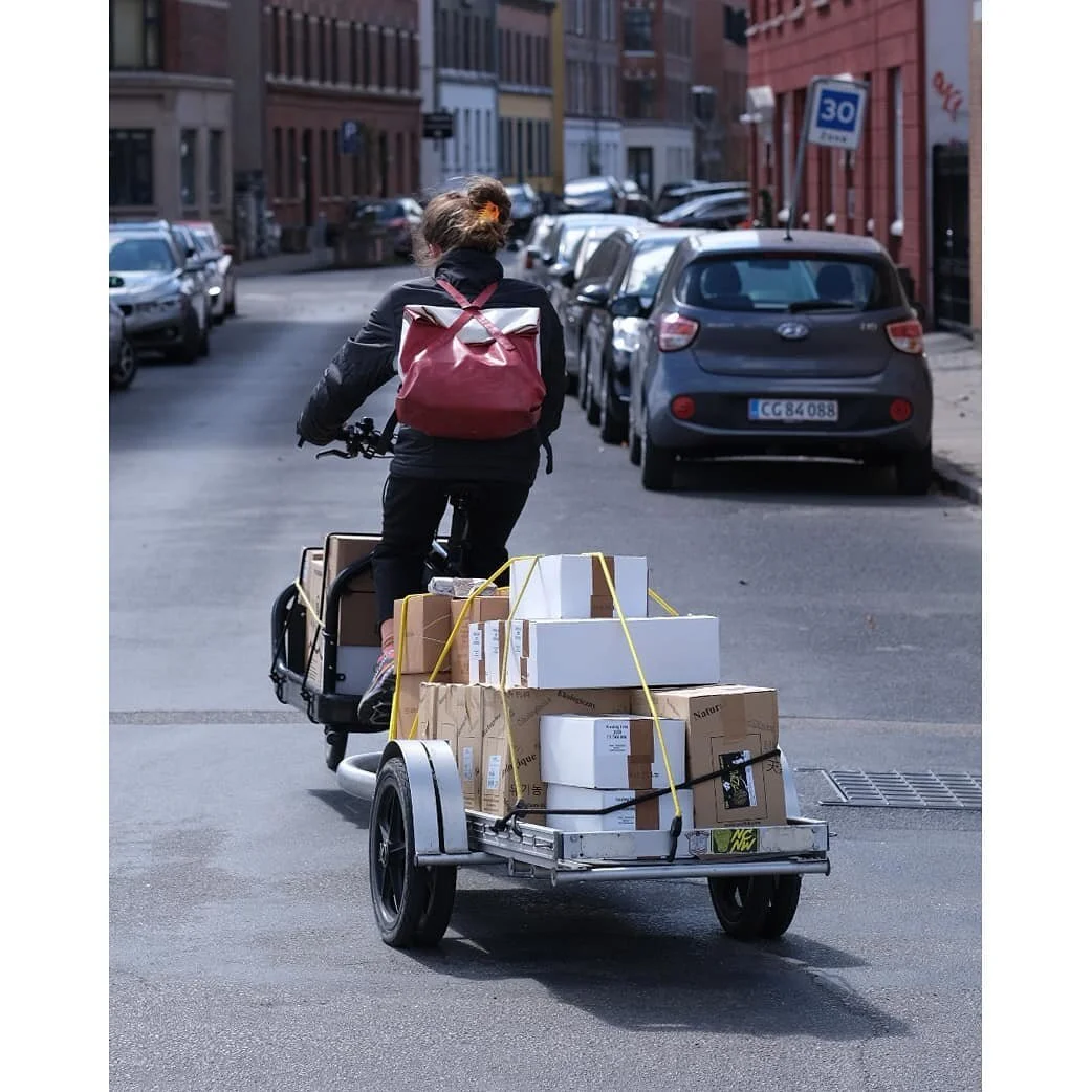 🚴VINBUD S&Oslash;GES!

Vi har travlt, og s&oslash;ger derfor en person der:
- Elsker at cykle med varer
- Kan lide at tage fra og arbejde selvst&aelig;ndigt
- Syntes det er nogle sp&aelig;ndende vine vi importerer
- Har logistisk sans
- Har et k&osl