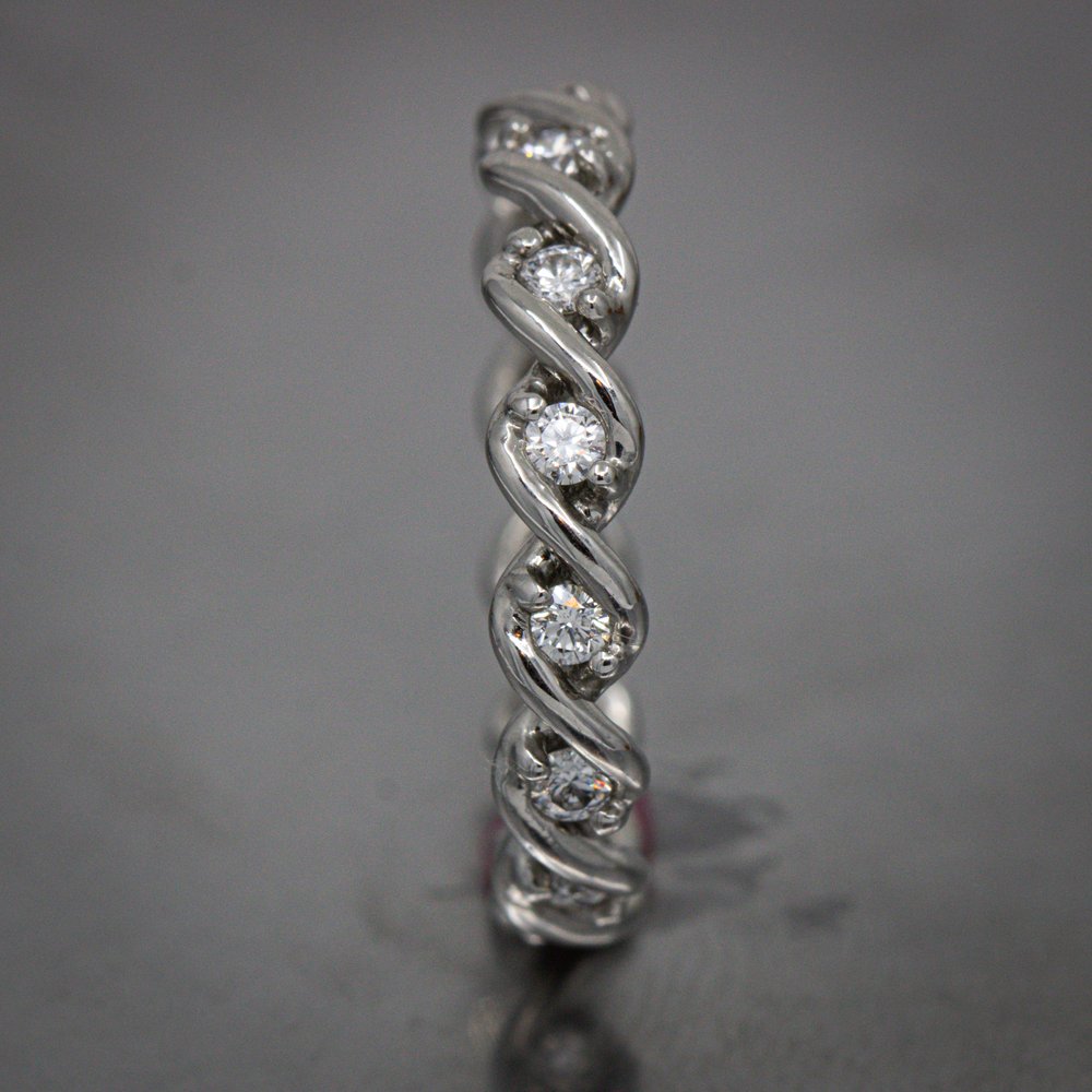 Recensie achterlijk persoon Kalmerend Platinum and Diamond Helix Band — Rings True Custom Jewelry
