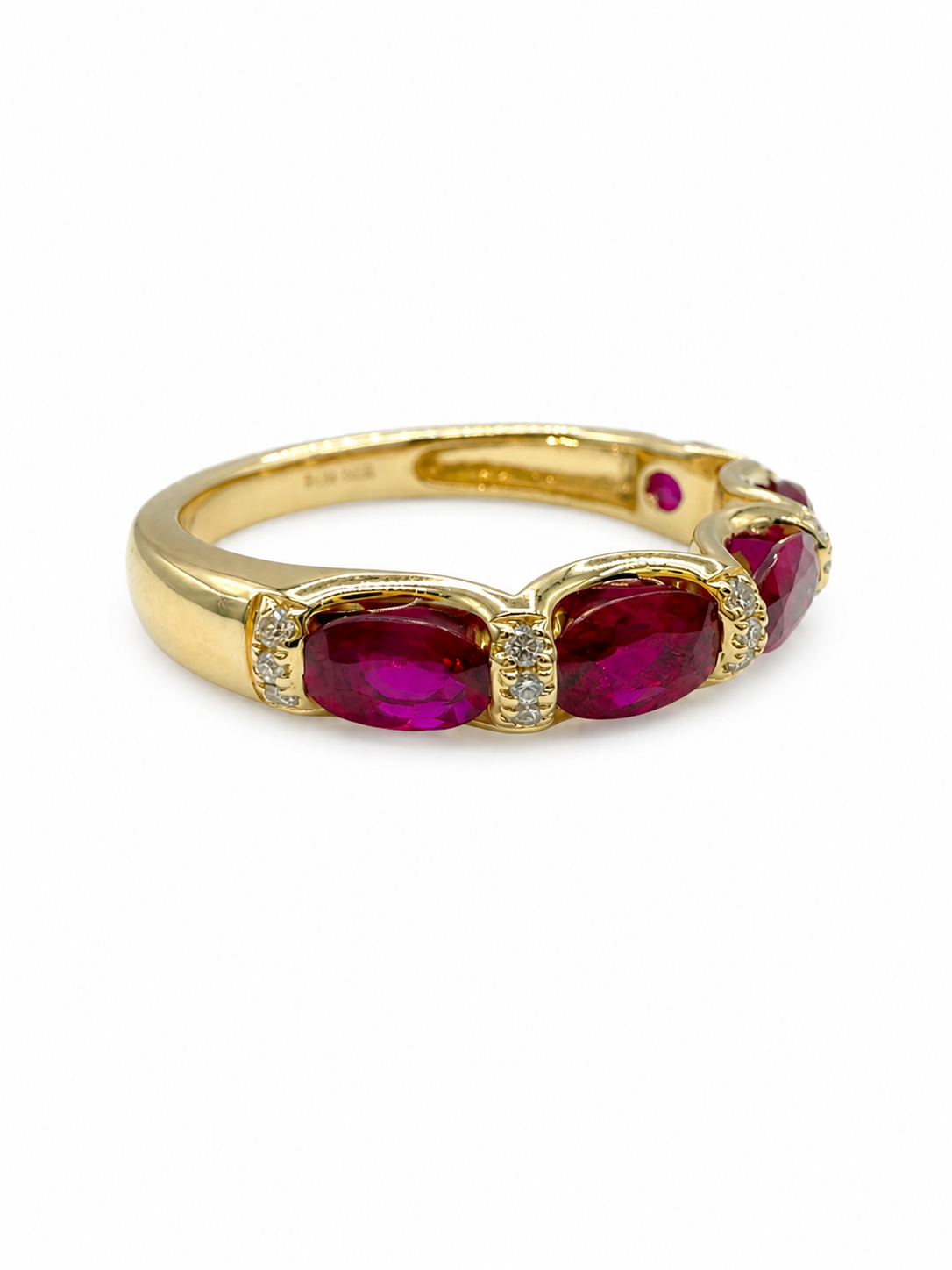 Oval Ruby Band Side Profile.png