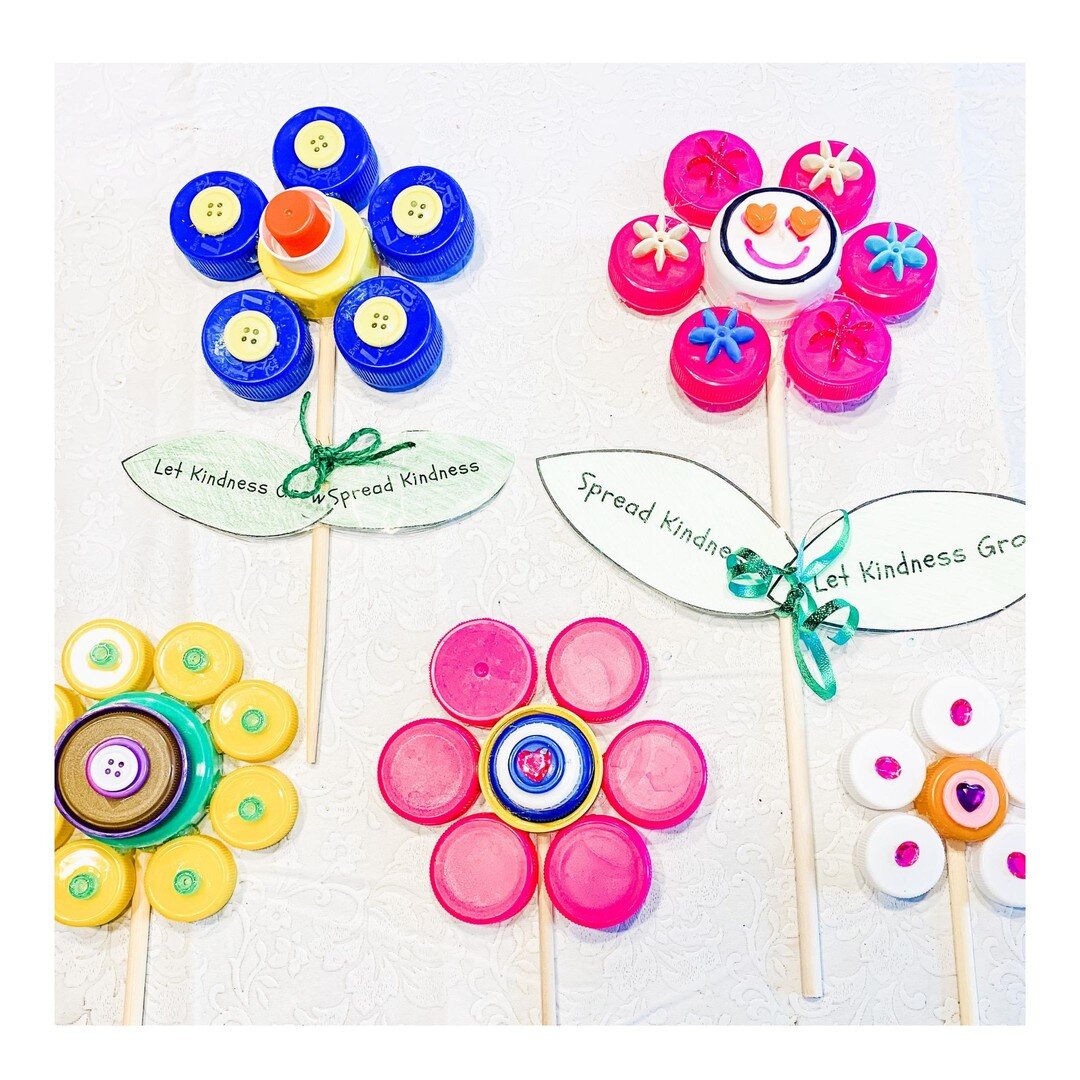 Love this #recycledart project we made today for our kids #craftingforgood class! We created these sweet flowers from #bottlecaps. ⁣
.⁣
If you're looking for a fun, meaningful and creative #craftclass for kids, check out our weekly online crafting fo