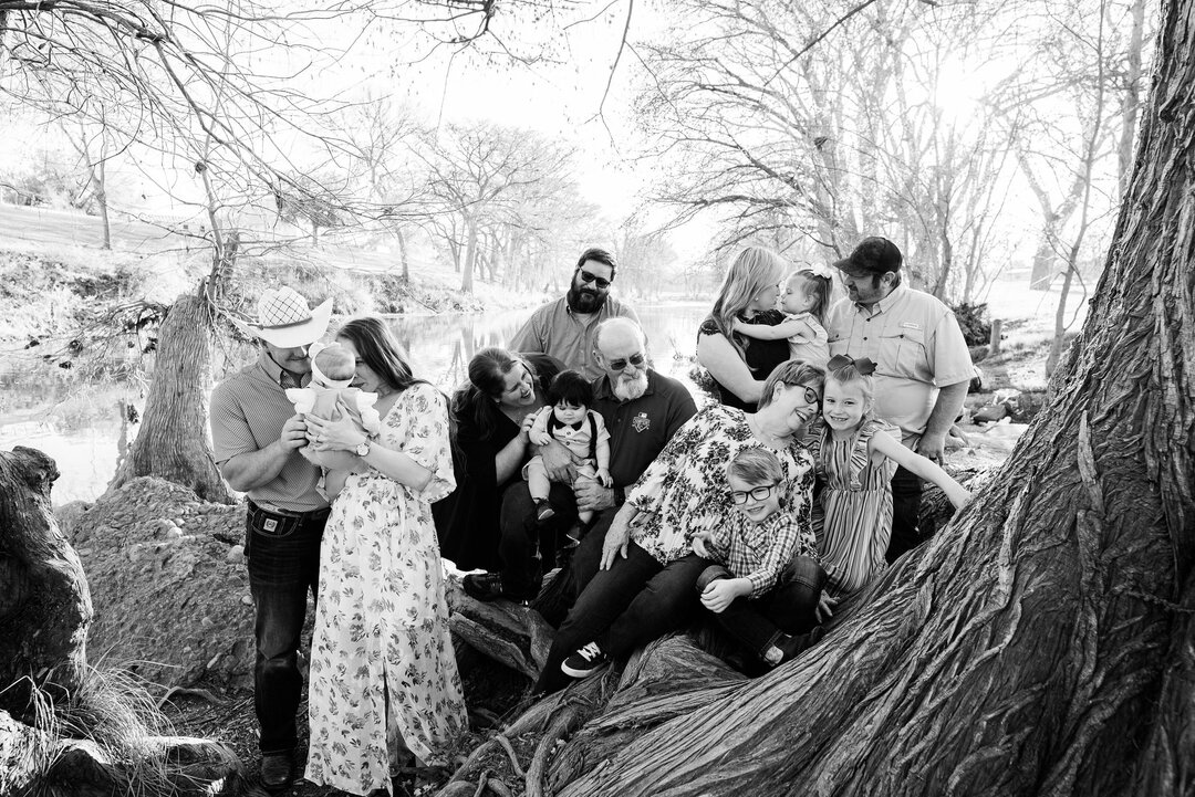 I love zooming in on all parts of this image. So many sweet faces.​​​​​​​​​

#familyphotographer #sanantoniofamilyphotographer #austinfamilyphotographer #lauraleephotography #newbraunfelstx #extendedfamilyphotosession