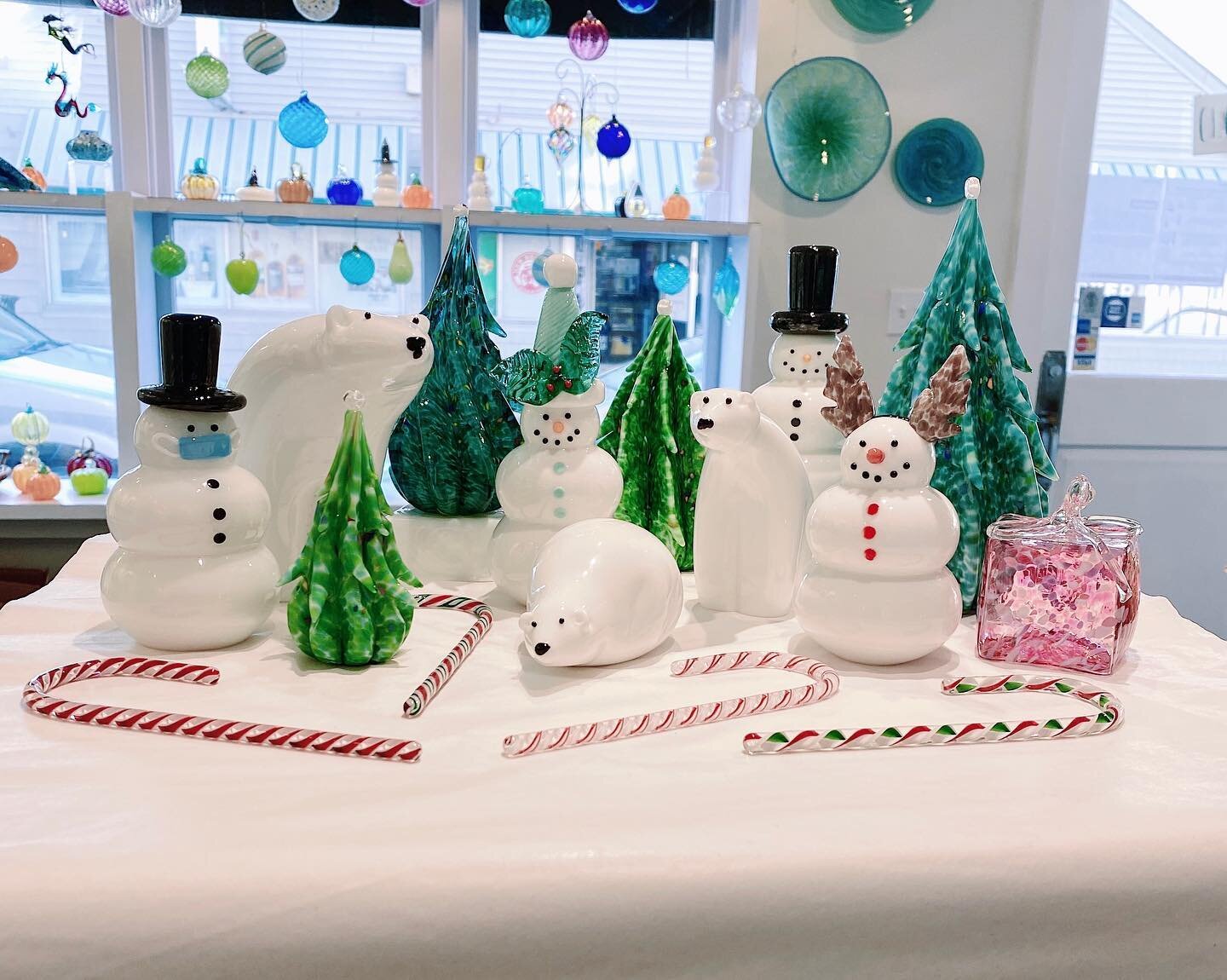 Getting ready for the holiday season at Thames Glass!☃️🎄
Check out our website for updates on new products and next week&rsquo;s ornament sale, or come visit in-store to see our glass polar bears!