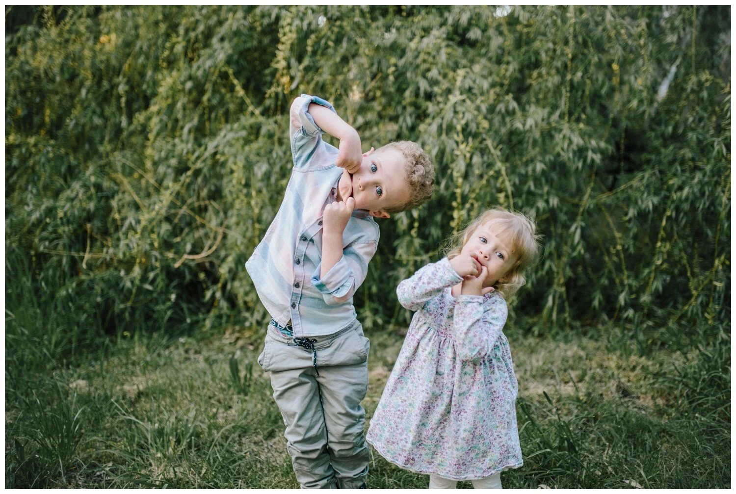 Black Rock family photographer siblings mother and daughter backlight natural sunset melbourne candid summer autumn