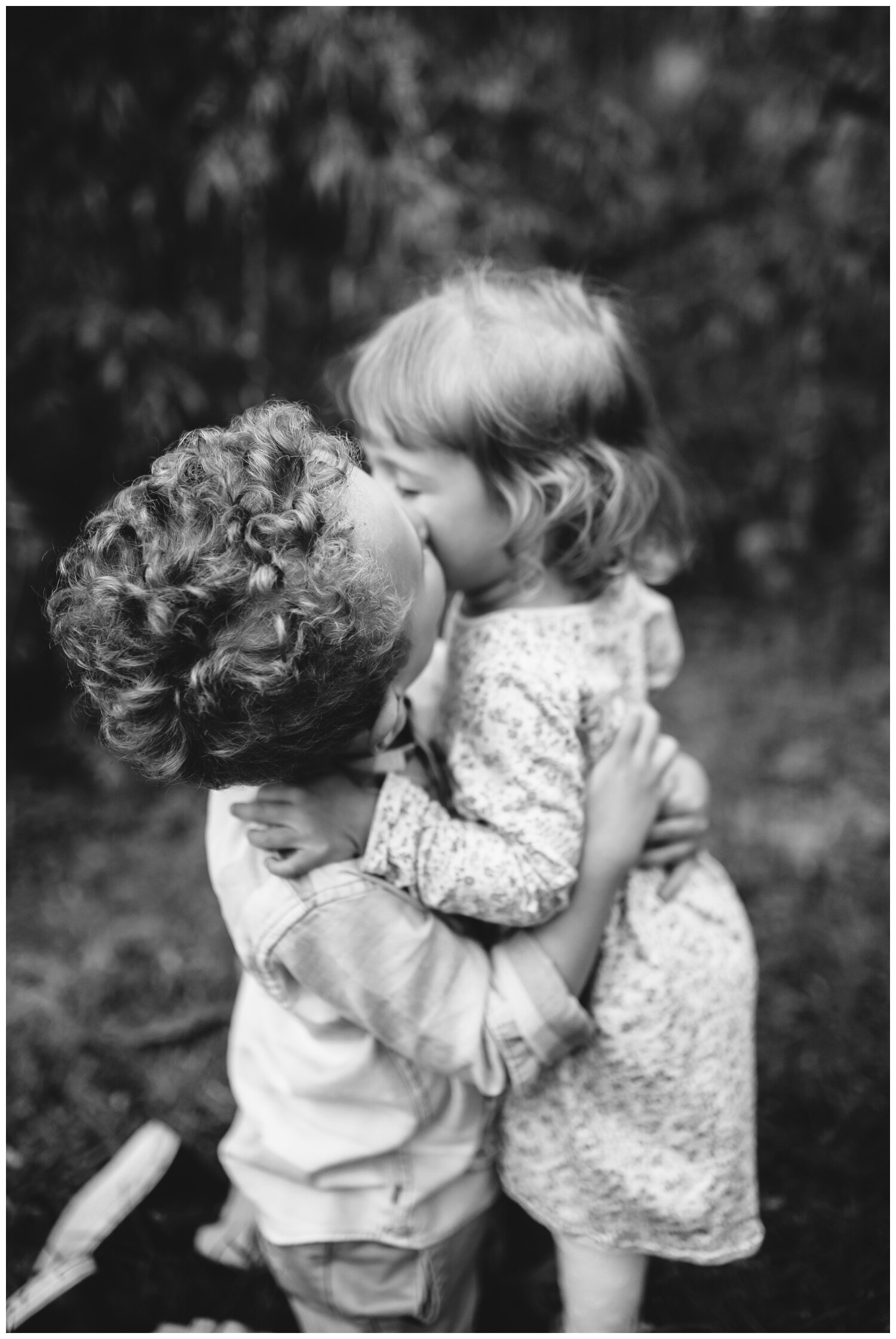 Ballarat family photographer siblings mother and daughter backlight natural sunset melbourne candid summer autumn