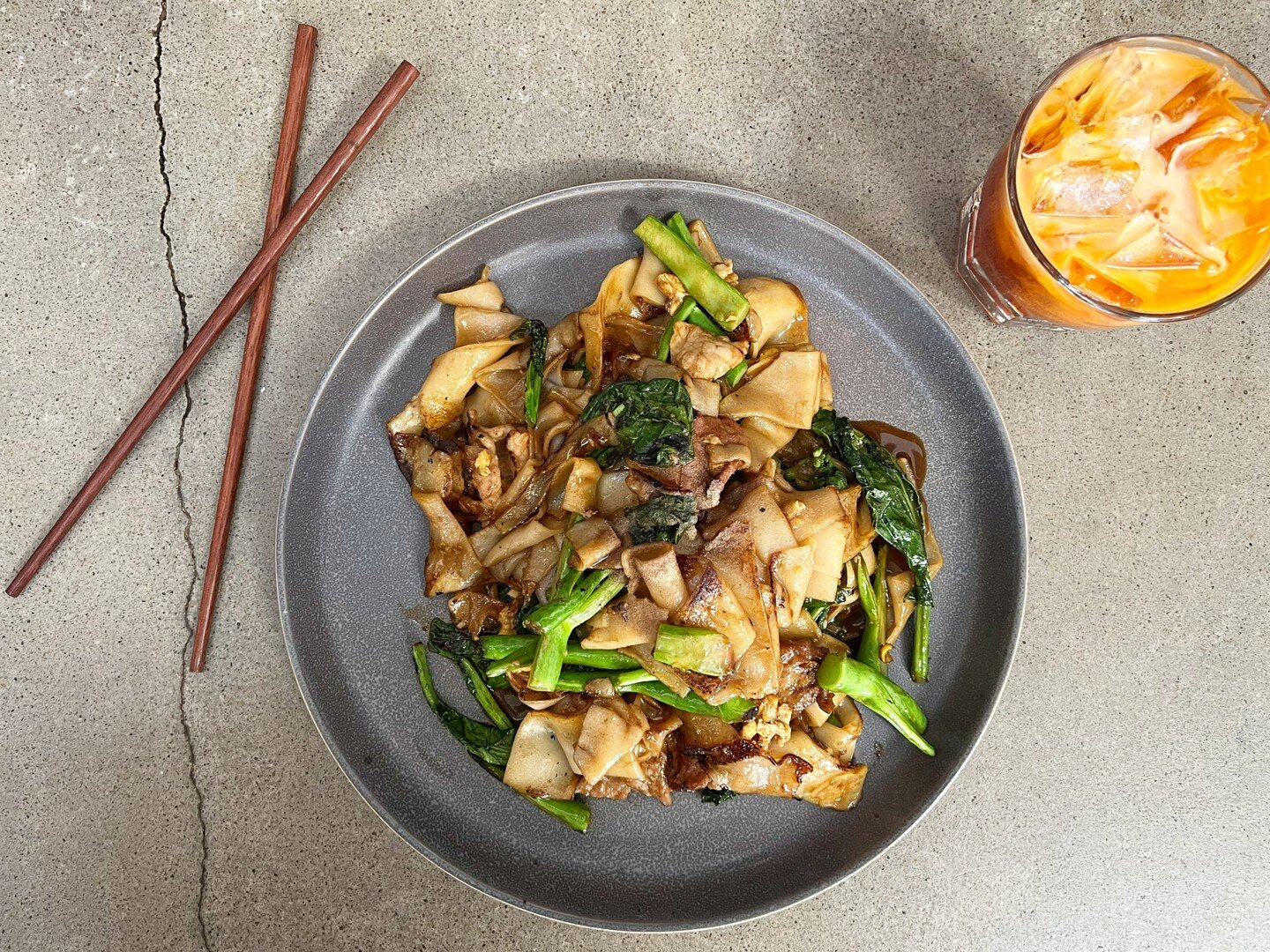 Stir-fried pork fat noodle,

'pad se ew'

Chinese 'gai lan' broccoli, egg, black bean sauce. Add a creamery Thai iced tea to make extra load of happiness ❤️