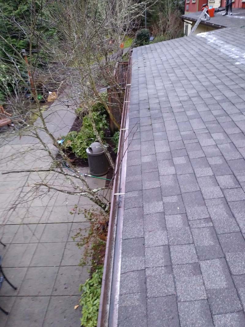 Gutter-Clearing-Issaquah-WA.jpg