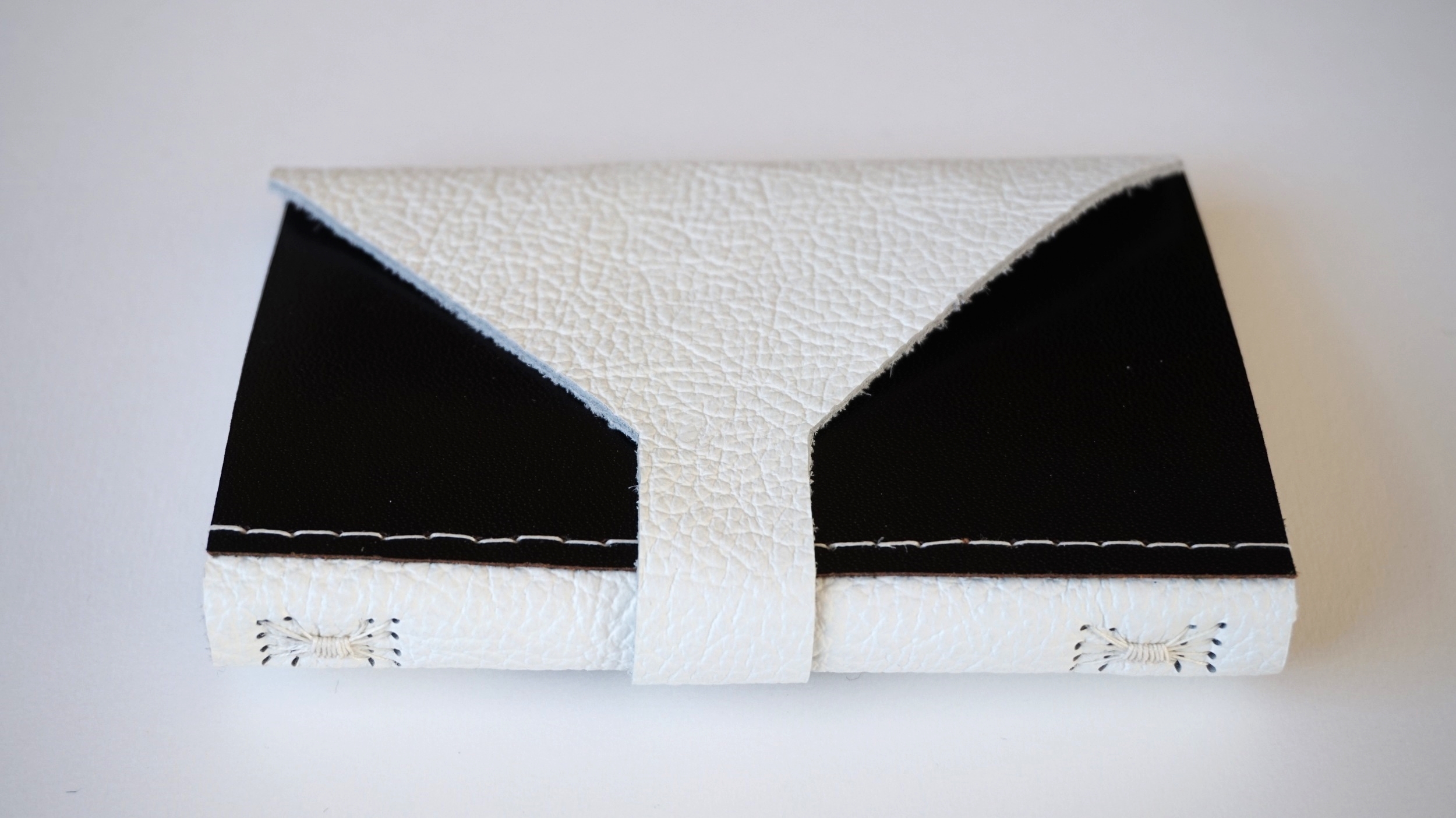 This is a small leather pocket book, no glue, only the stitching holds it together.&nbsp;