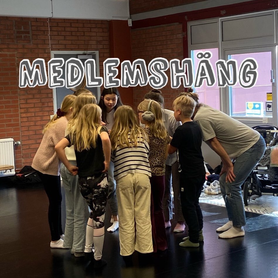 Medlemshäng på Livingroom!
Alla som deltar i Scen Österlens verksamhet, teaterkurs eller sommarmusikalerna, är varmt välkomna till Livingroom i Simrishamn 23/4 kl 14-17. Regeringsgatan 19. 
Det går bra att komma n&au