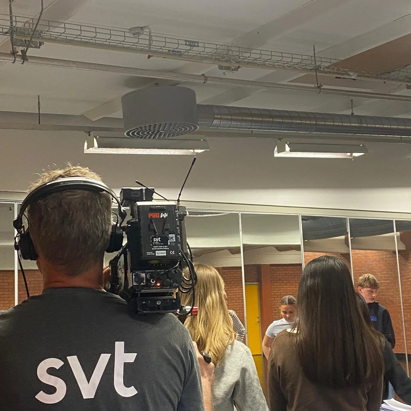 Hör ni sån skön stämsång? Här repas det på. Förra veckan hade ungdomsgruppen besök från SVT som spelade in material till kommande program. Spännande! Snart i din tv. 
Blir du sugen på