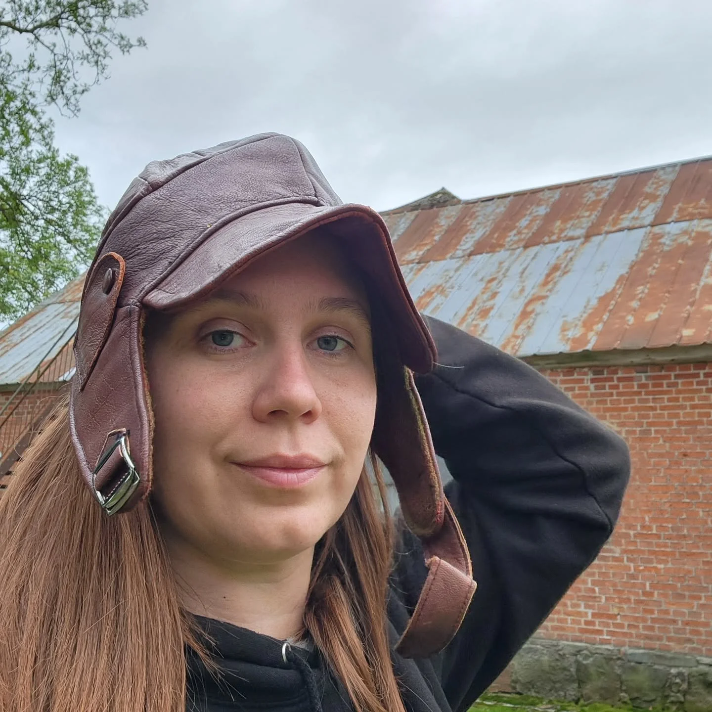 Vi fick en s&aring;n kl&auml;dskatt fr&aring;n Kerstin och Hans-Eric Jonsg&aring;rden idag, med fantastiska handsydda och skr&auml;ddarsydda kl&auml;der fr&aring;n 40-talet och fram&aring;t. Galakl&auml;nningar, frack och kavaj, hattar, medaljer, skj