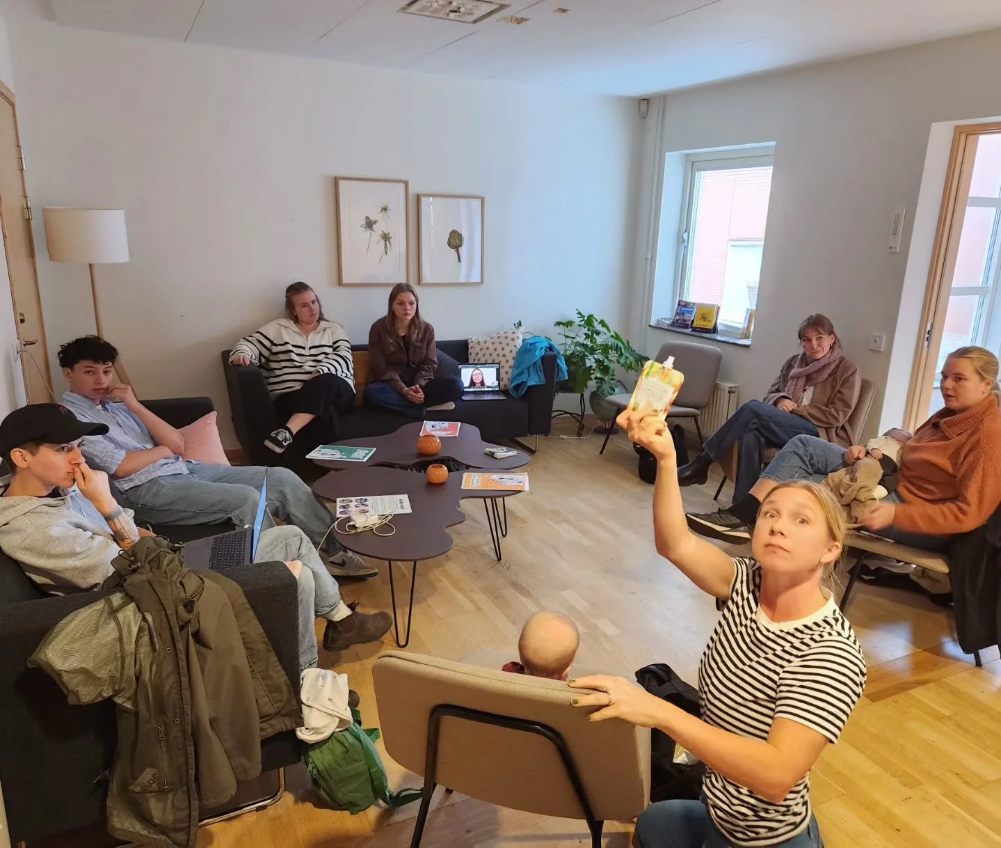 Hall&aring; fr&aring;n Konstn&auml;rliga Arbetsgruppen - &auml;ven kallad KA! Idag har vi dragit upp lite strukturer f&ouml;r v&aring;rt arbete  det kommande &aring;ret, och vilka ansvarsomr&aring;den folk vill ta p&aring; sig. Vi drar ocks&aring; ig