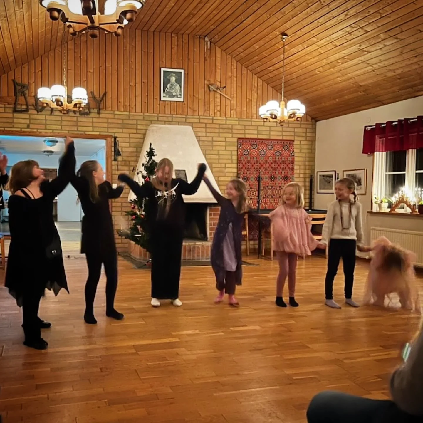 Teaterkursen i Borrby tackar f&ouml;r sig den h&auml;r terminen! Pj&auml;sens sensmoral: &quot;Varf&ouml;r br&aring;kade vi egentligen?&quot;

Ja, det kan man undra! Barnen h&ouml;ll I alla fall fantastiskt v&auml;l sams under f&ouml;rest&auml;llning