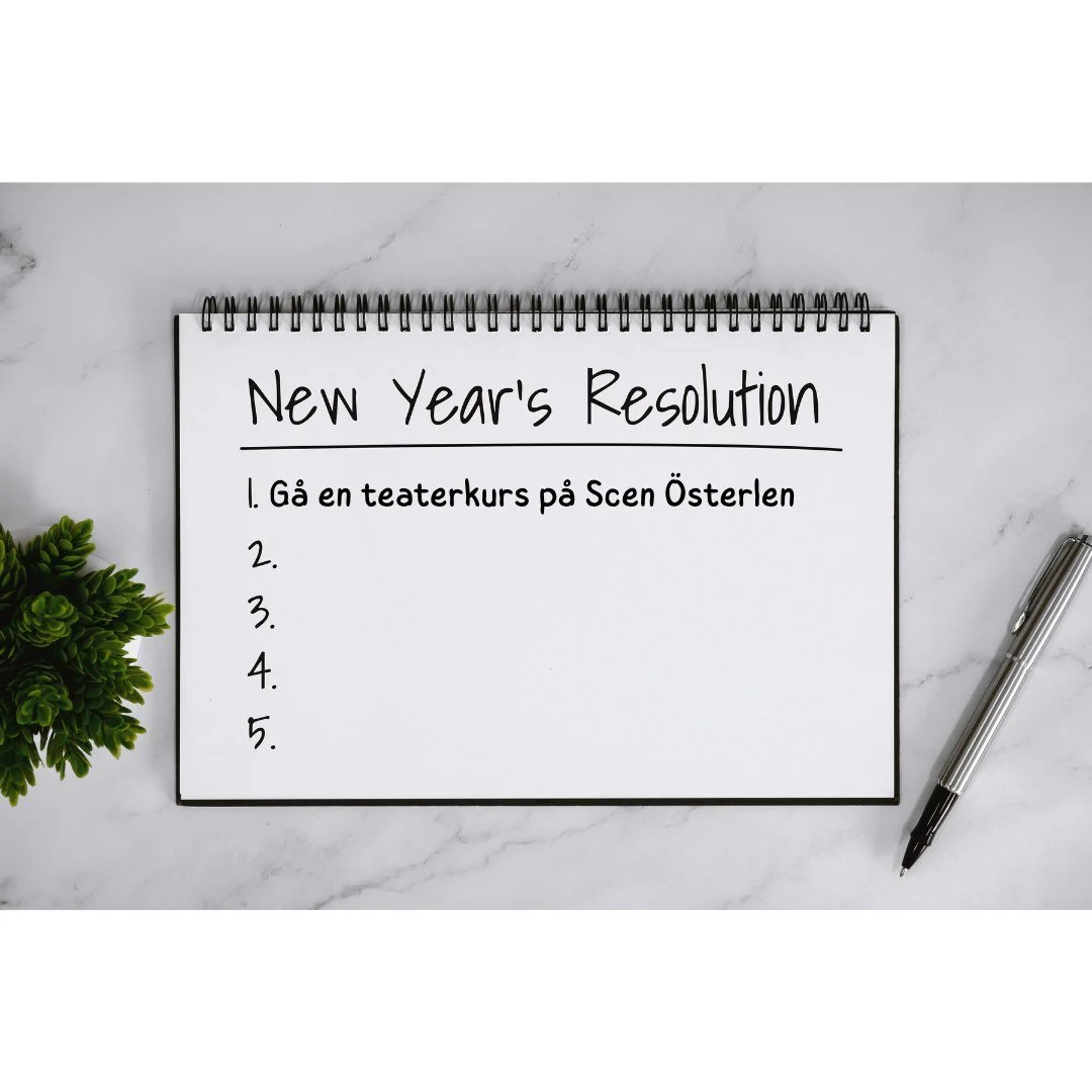 Vad har du f&ouml;r ny&aring;rsl&ouml;ften inf&ouml;r 2026? Har du inte kommit p&aring; n&aring;gra s&aring; har vi ett superbra f&ouml;rslag! 

G&aring; en teaterkurs p&aring; Scen &Ouml;sterlen! Just nu kan du anm&auml;la dig till: 

🔴en kortkurs 