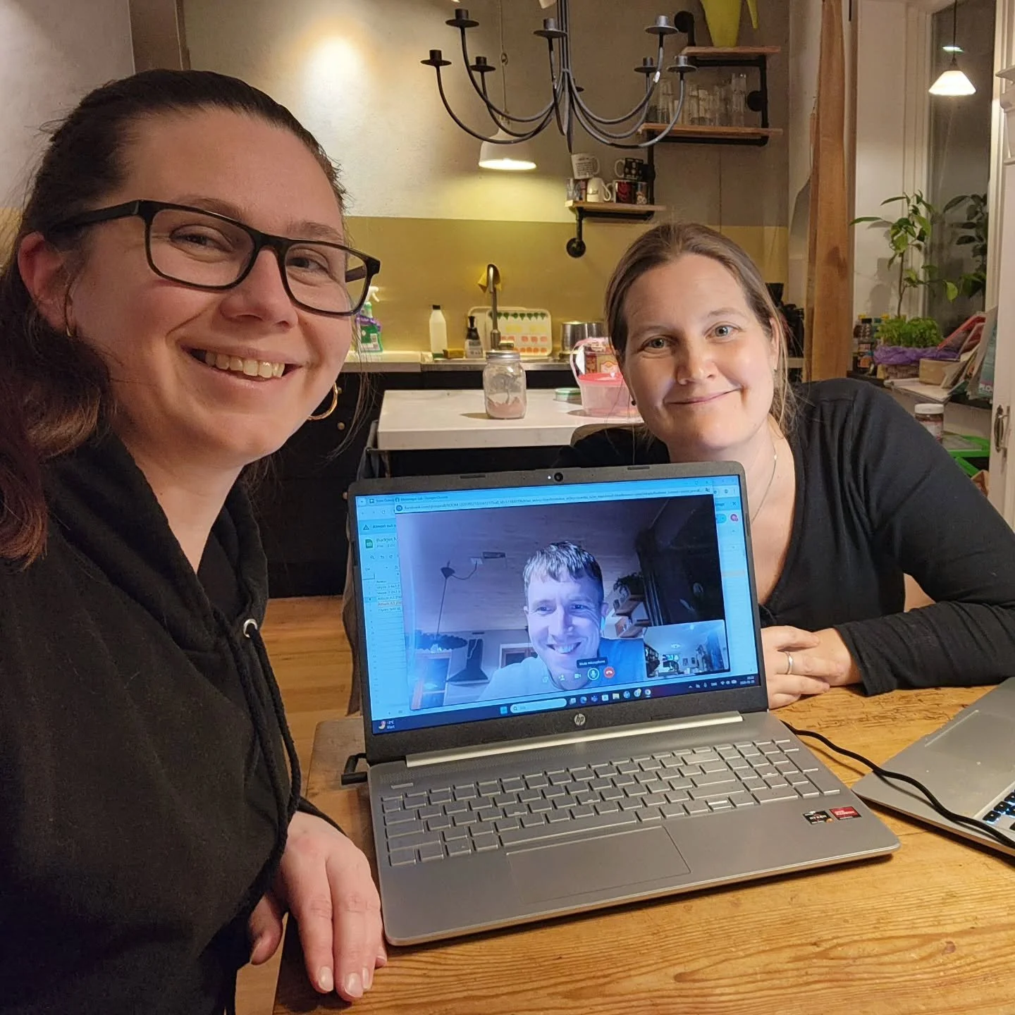 Just nu p&aring;g&aring;r en massa arbete bakom kulisserna. Ikv&auml;ll har tex det nya producentteamet tr&auml;ffats och b&ouml;rjat jobba sig igenom &aring;rets l&aring;nga "att-g&ouml;ra-lista". 

Helt ny i teamet &auml;r Elin (th) som k