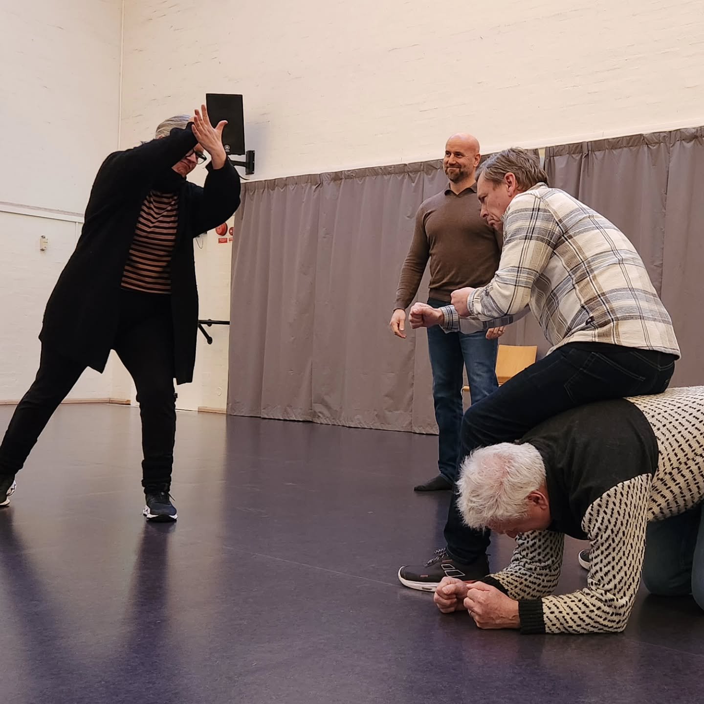 Rymdinvasioner, R&ouml;dluvan och paraplyer i &ouml;rat. Fantasin fl&ouml;dade n&auml;r Scen &Ouml;sterlens nya vuxengrupp tr&auml;ffades f&ouml;r andra g&aring;ngen. Och att &auml;ven vuxna kan vara teatersugna m&auml;rks i eftersnacket p&aring; de 