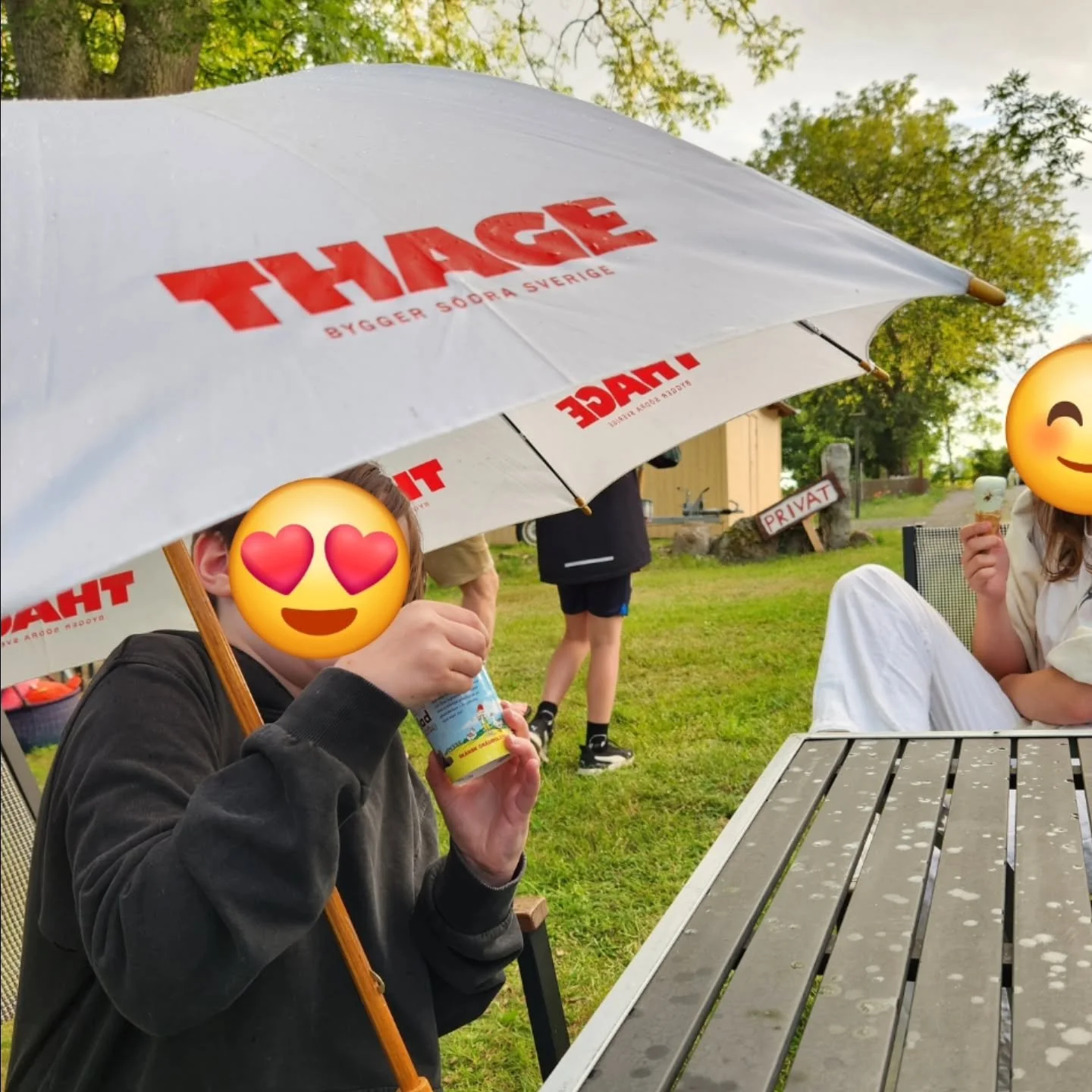 Idag vill vi tacka &auml;nnu en trogen sponsor, n&auml;mligen Thage i Sk&aring;ne! Tack f&ouml;r ert st&ouml;d - det betyder mycket f&ouml;r oss! ❤️

Som synes finns mer &auml;n ett s&auml;tt att synas som sponsor - man kan tex donera paraplyn som pu