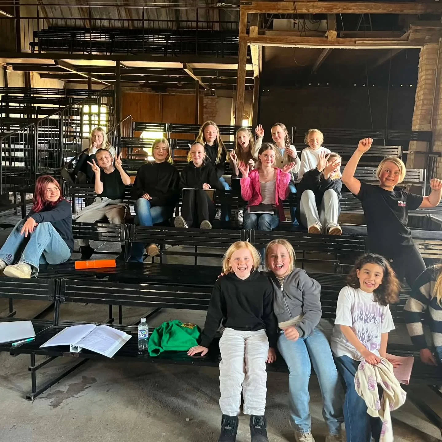 Hurra! Barngruppen har intagit teaterladan p&aring; M&aring;rten Pers Scen! Nu vimlar det av barnhemsbarn, miljon&auml;rer, skumma typer och vanligt hederligt folk p&aring; New Yorks gator - alldeles utanf&ouml;r Brantevik! 😮😎

S&aring; h&auml;r ty