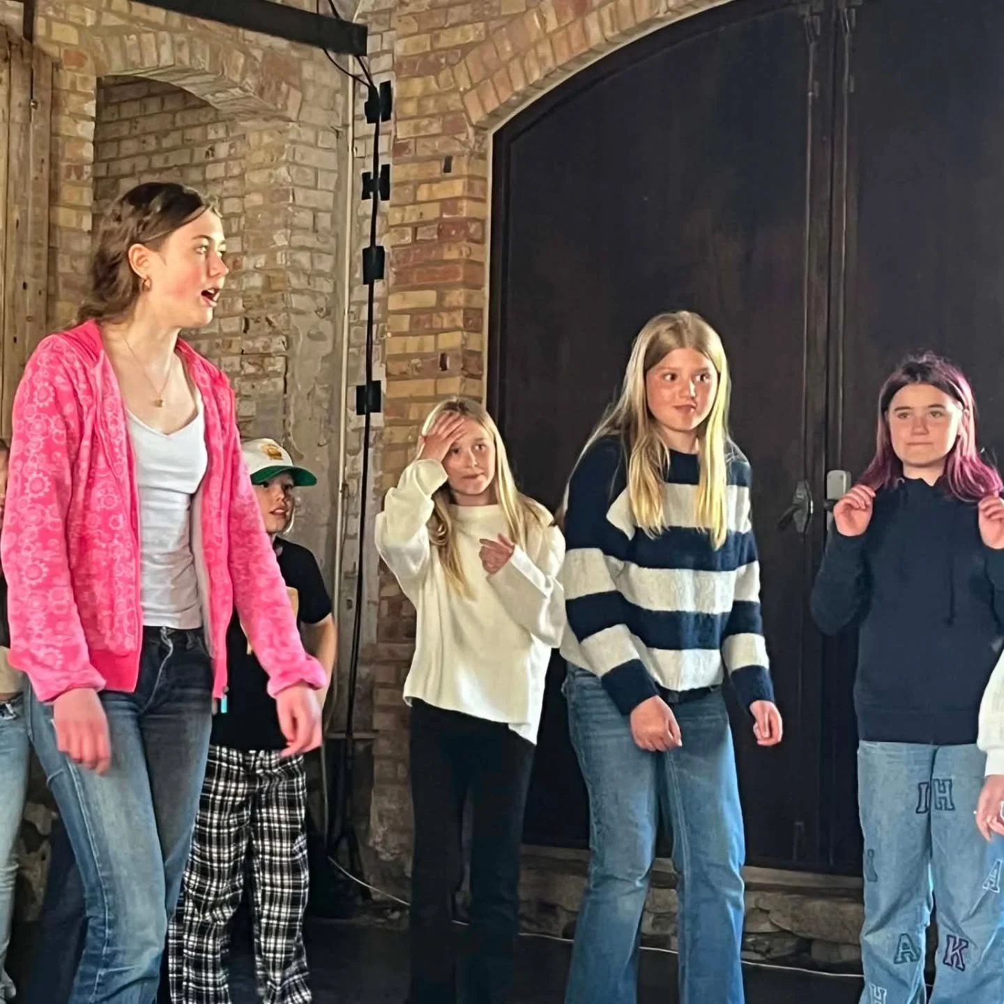 I musikalen Annie bor huvudpersonen Annie p&aring; ett barnhem som drivs av Miss Hannigan (h&auml;r i rosa tr&ouml;ja). Fr&aring;gar du Miss Hannigan s&aring; &auml;r det nog det s&auml;msta jobb man kan ha - sm&aring;glin &ouml;verallt som busar, re
