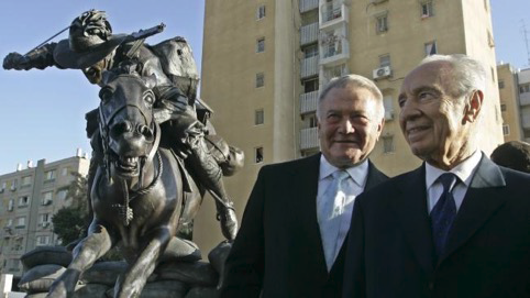 Israeli President Shimon Peres, right, poses with Australian mulitmillionaireRichard Pratt, who donated the Light Horse Memorial, in the Park of theAustralia Soldier, in Be’er Sheva, in 2008.