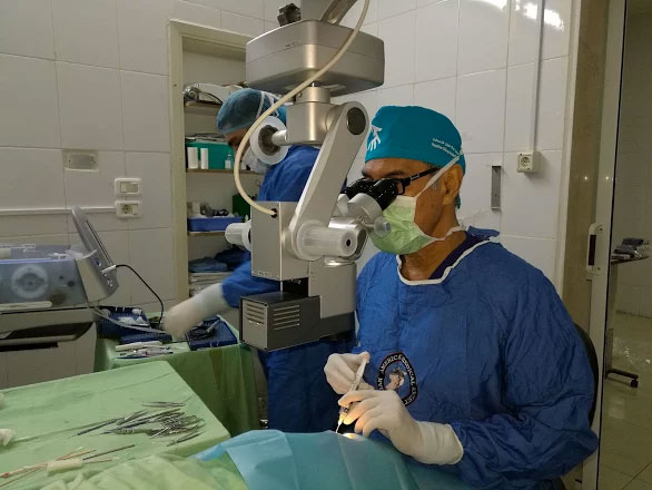 Dr Francis Nathan operating during his visit to Tripoli, Lebanon, in February 2017. [Photo: PCRF]