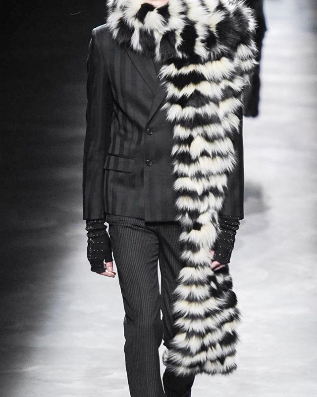 Fox on knitwear is a great contemporary way to elevate menswear&rsquo;s outfit 😎✨ @ysl 
#fabulousfurs #menswear #monochrome #fox #knitwear #fashionnova #luxury #contemporary #instafashion #fur #furlovers