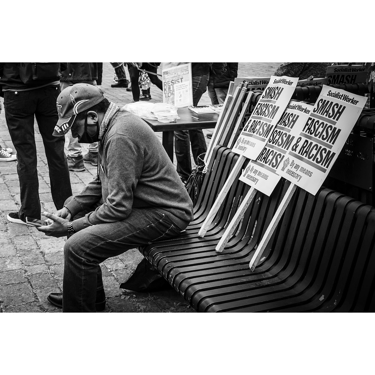 Signs of the times.
#leedsuk #leedsstreetphotography #streetphotographer #igers #igersleeds #streetphotographers #streetportrait #streetphotographerscommunity #streetphotoshot #documentaryphotography #documentyourdays #documentary #mikebettney #phot