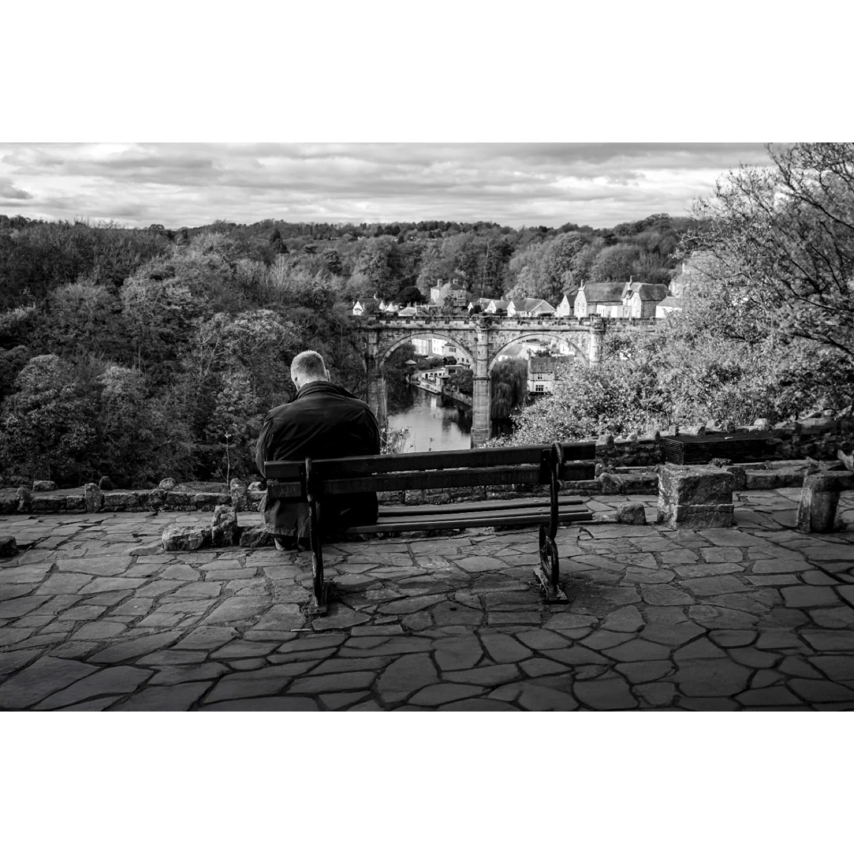 Unseen archive. Knaresborough 2023.
Enjoy the silence.

#knaresborough #blackandwhite #streetphotography #contemplation #bnw