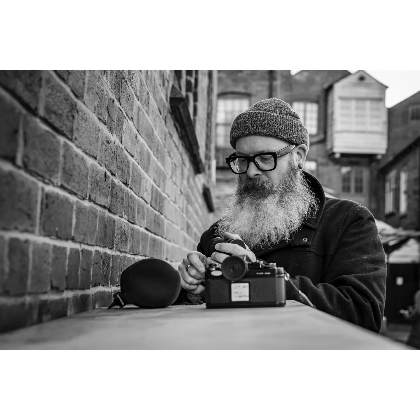 Absolute pleasure to be introduced to analogue photographer Jim @f8_club_  Captured here in mid lens change on his legendary Nikon F3. Check out his work.

#filmphotography #filmphotographer #analoguephotography #nikonf3 #blackandwhite