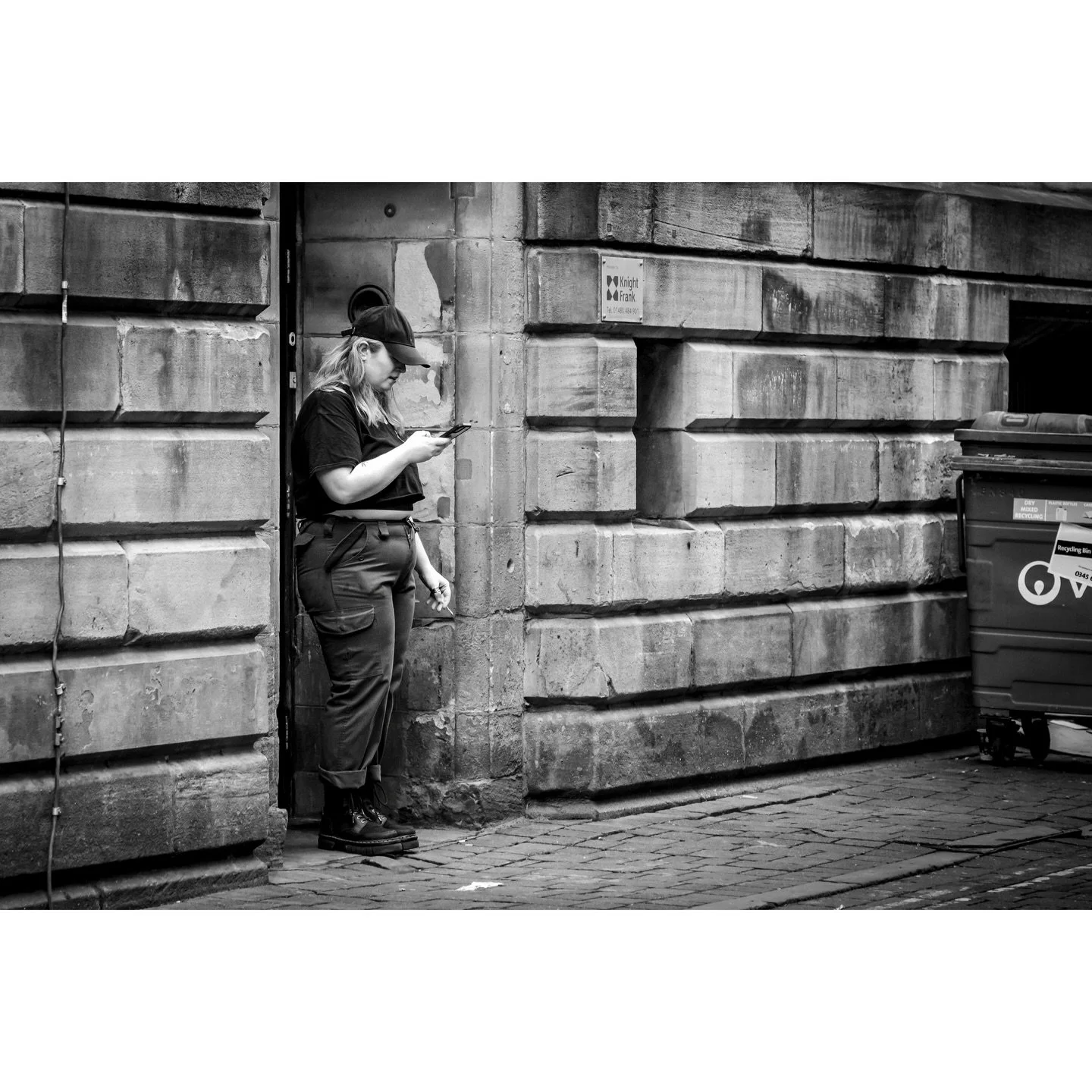 Ciggy Break.

#blackandwhite #bnwstreetphotography #bnwphotography #blackandwhiteisworththefight #leedsphotography