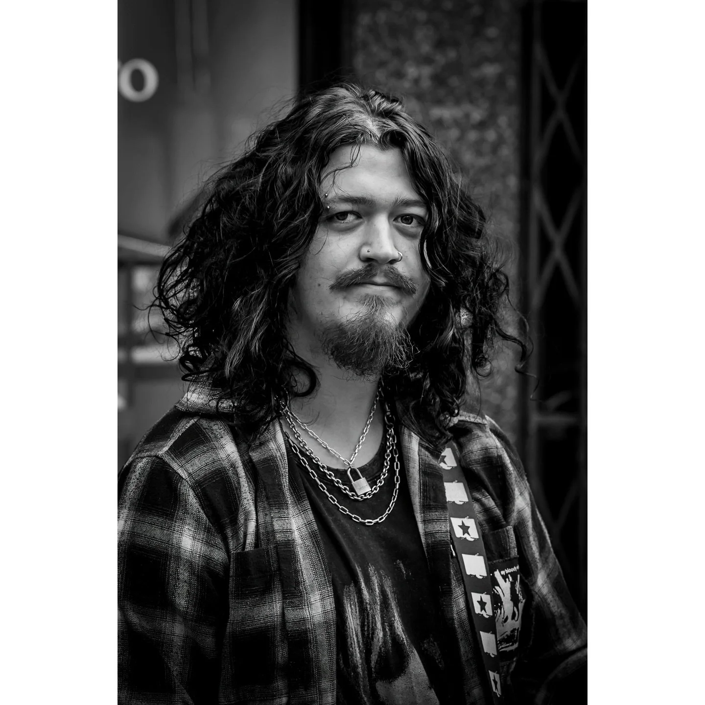 Rocking Briggate on Saturday afternoon. 🎸🎶

#blackandwhite #bnwstreetphotography #blackandwhitestreetphotography #leeds #streetperformer