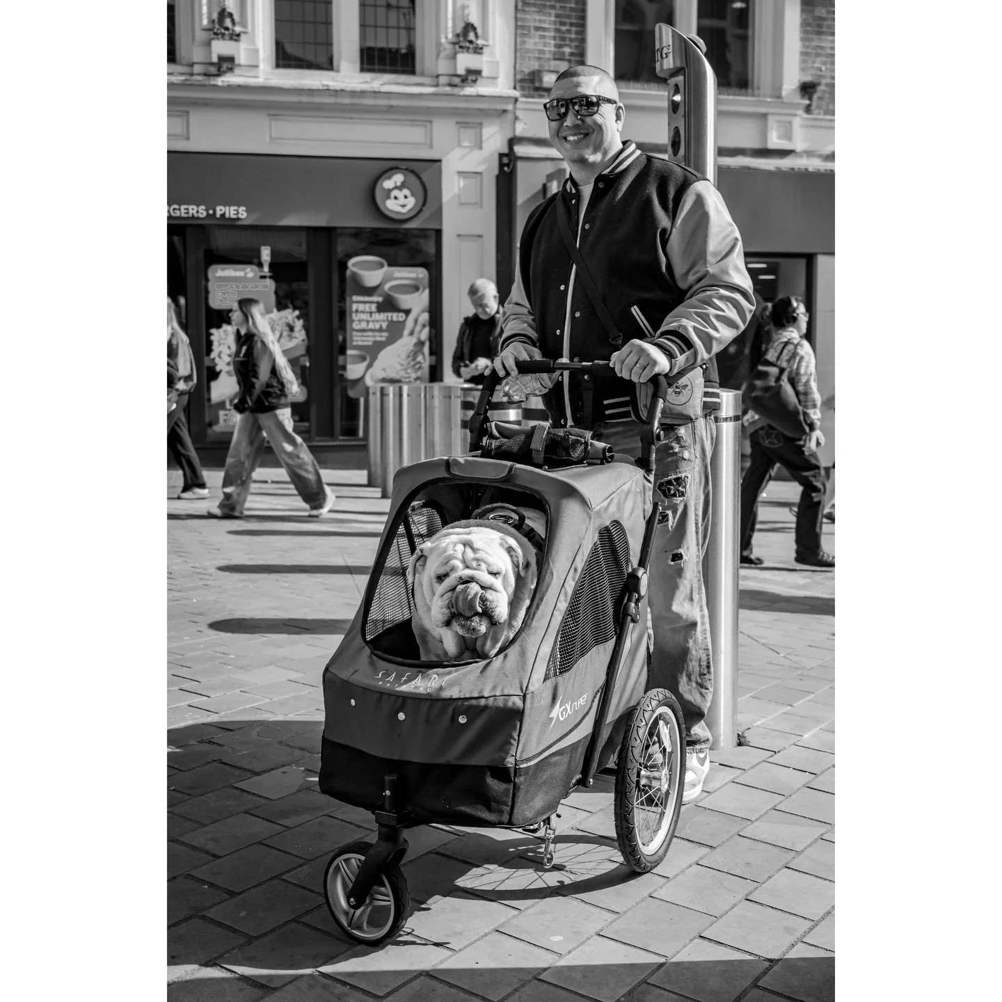 When Winston came to town.

#dogsofinstagram #leedslife #bnwstreetphotography #blackandwhite #streetphotographybnw