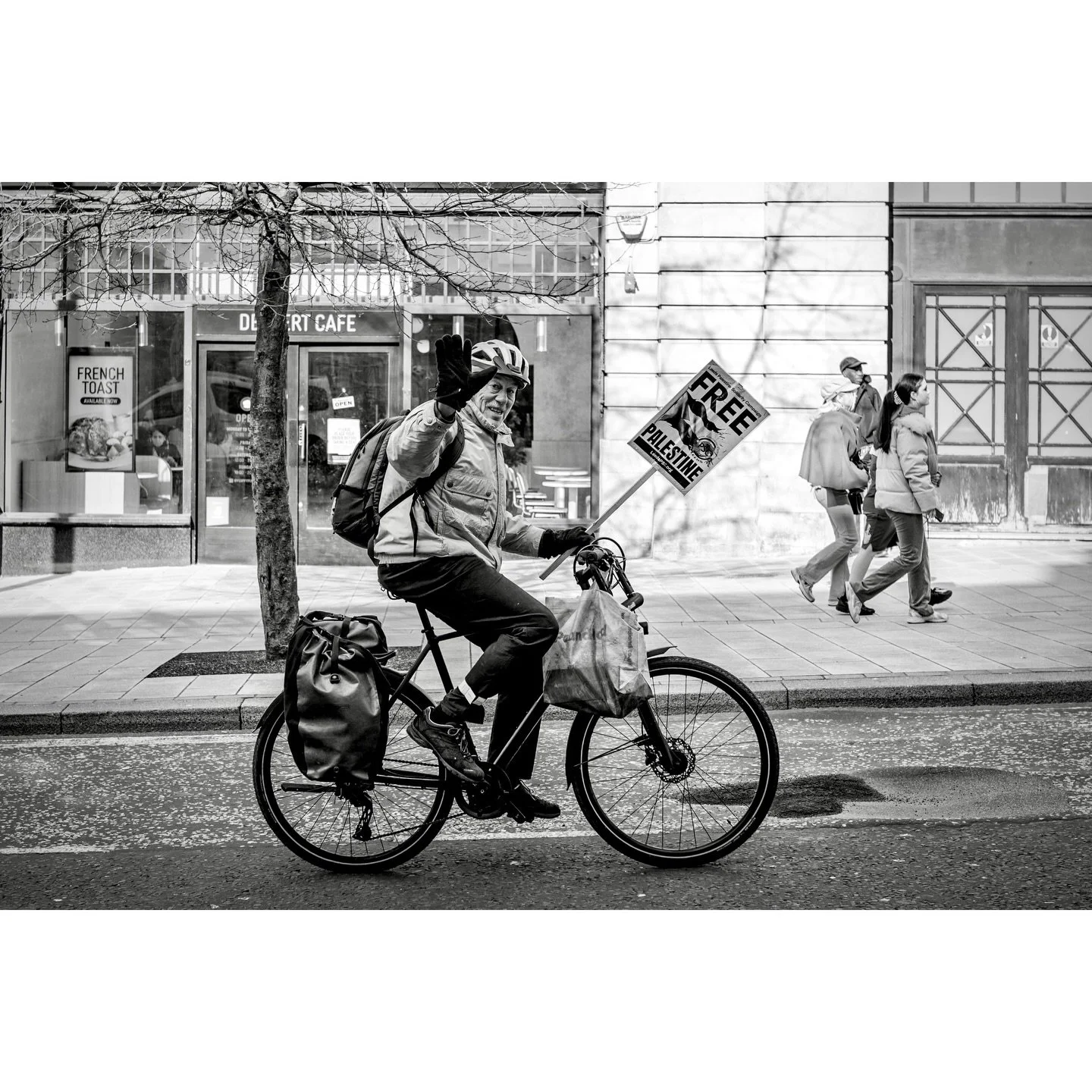 Activism on the move.

#bnwstreetphotography #blackandwhitestreetphotography #bnw_greatshots #leeds #blackandwhiteisworththefight